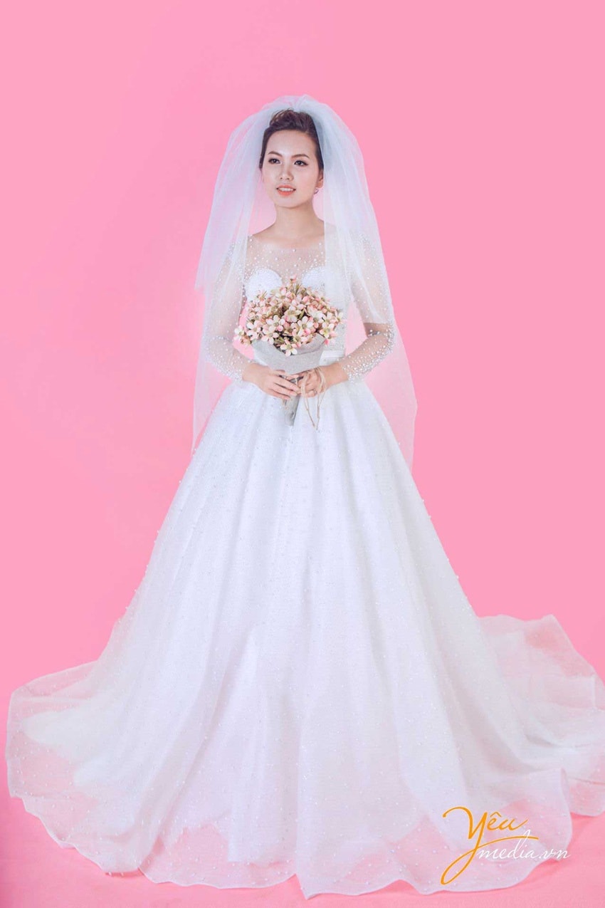 váy xẻ ngực dáng xòe rộng công chúa màu trắng