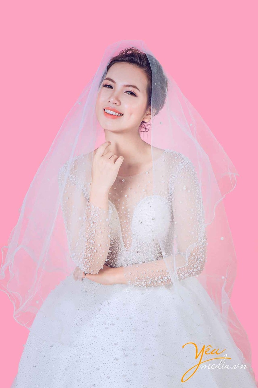 váy cưới khoét ngực tay ren màu trắng