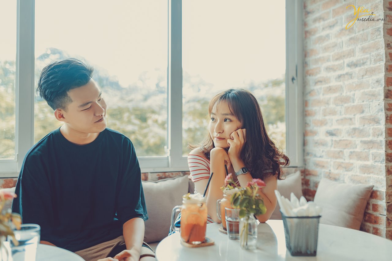 nam nữ ngồi cà phê