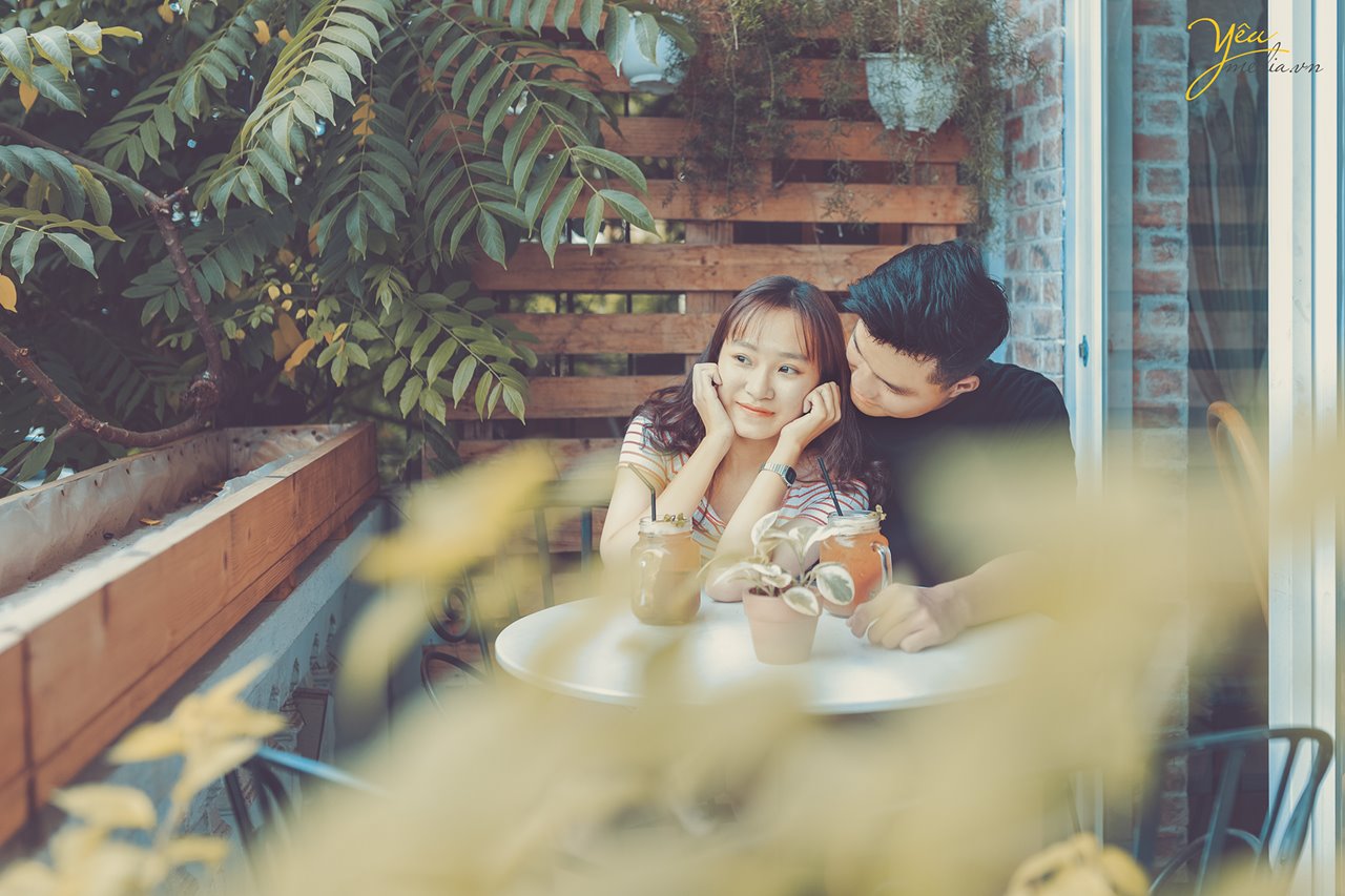 chụp ảnh cưới ở quán cà phê