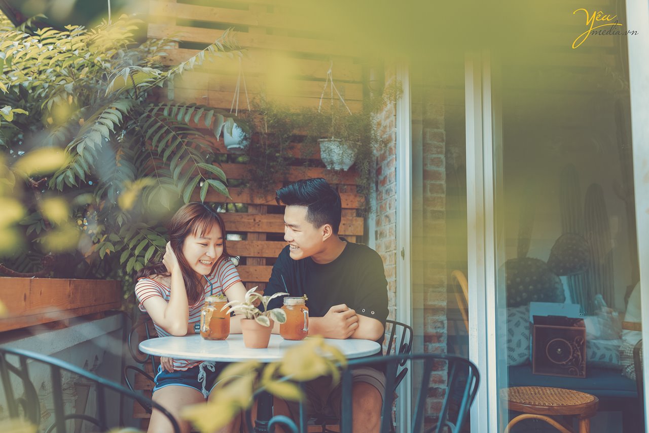 chụp ảnh cưới ở quán cà phê mộc mạc