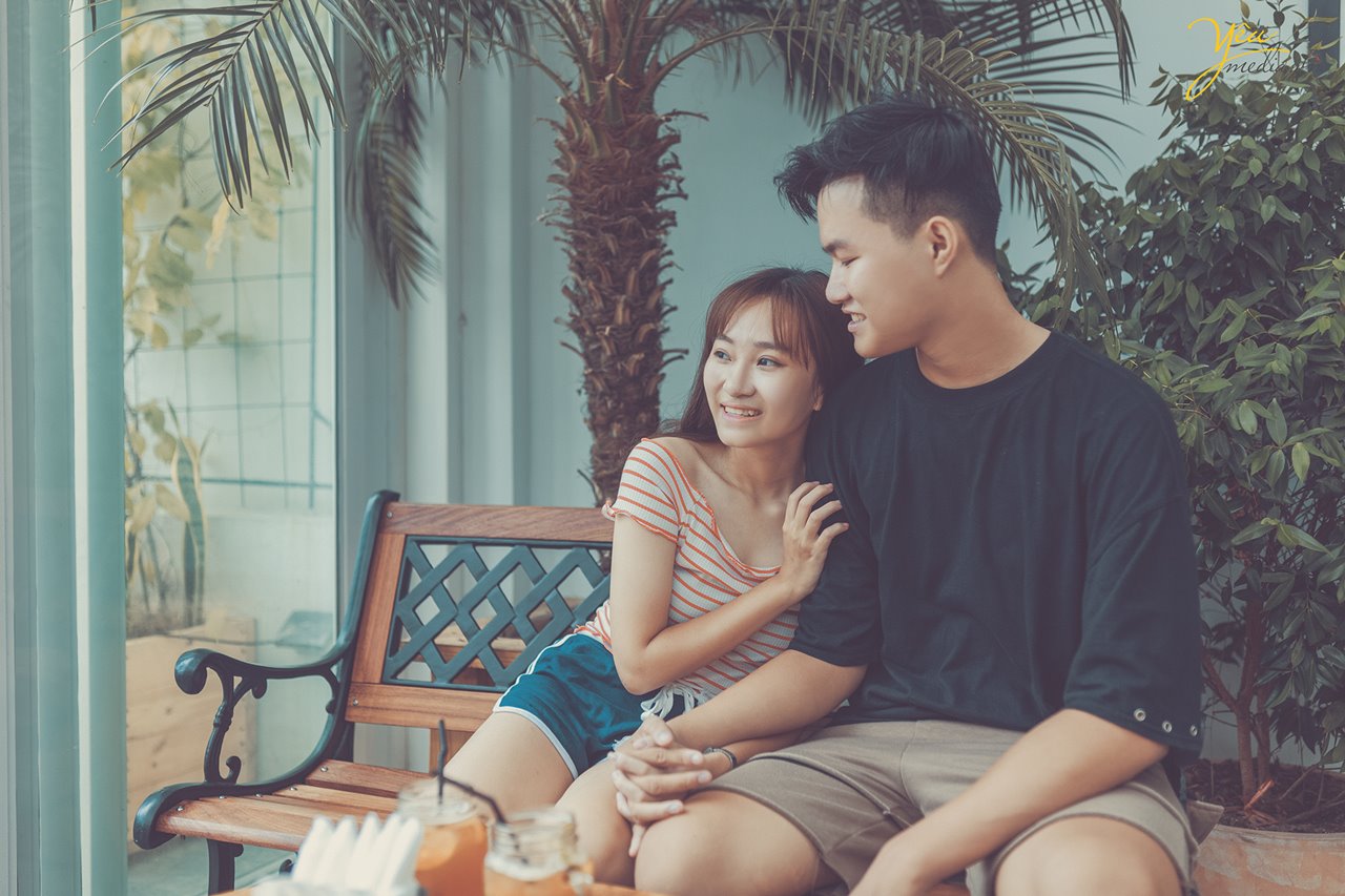 dựa vai nhau cười nói