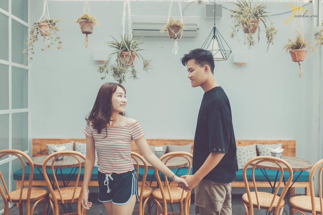 nắm tay nhau trong quán cà phê