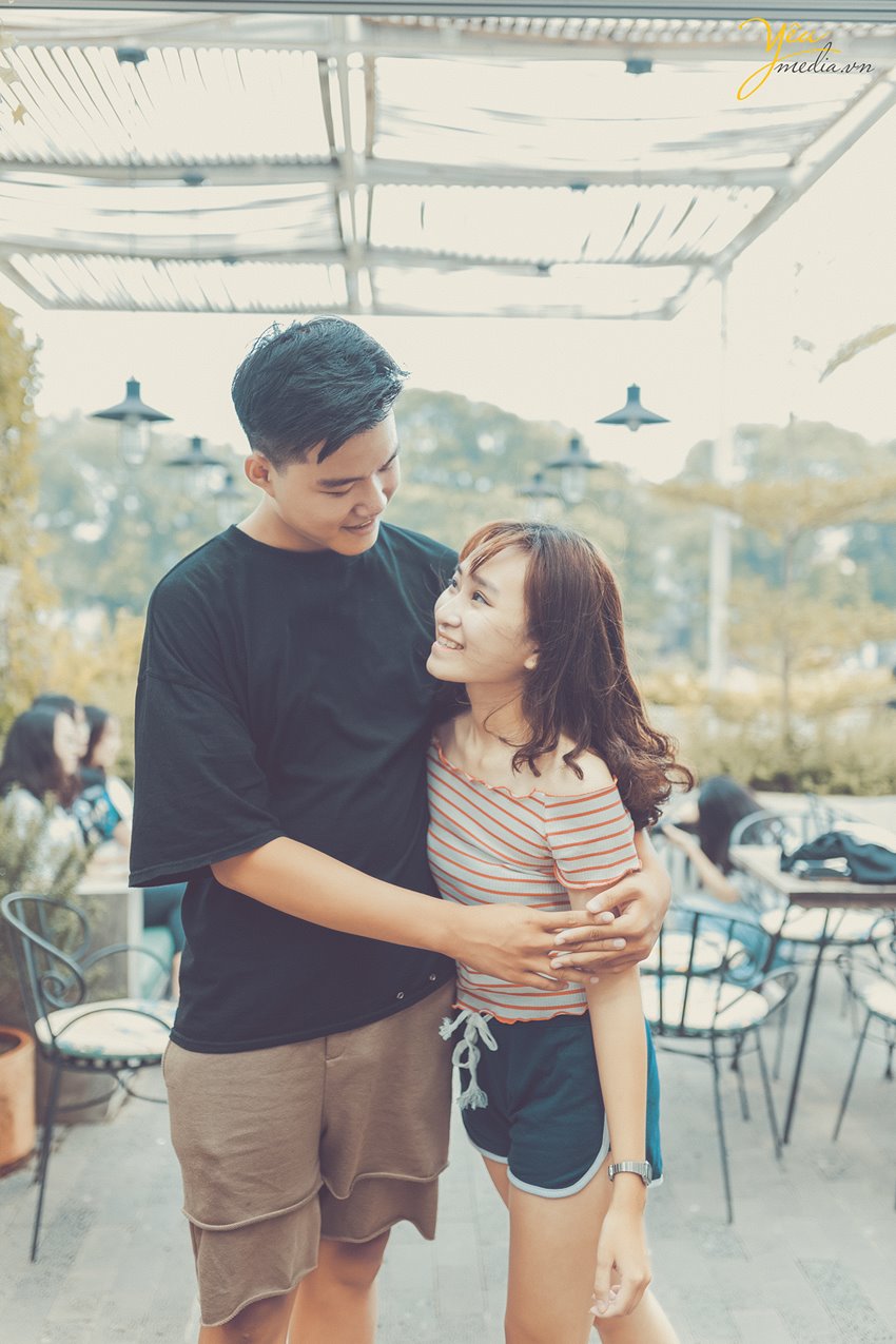 nhìn nhau đắm đuối trên ban công