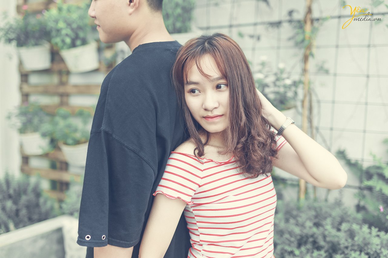 bạn gái dựa vào lưng bạn trai