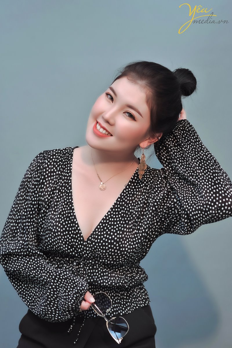 take photography studio in hanoi viet nam with traditional dress