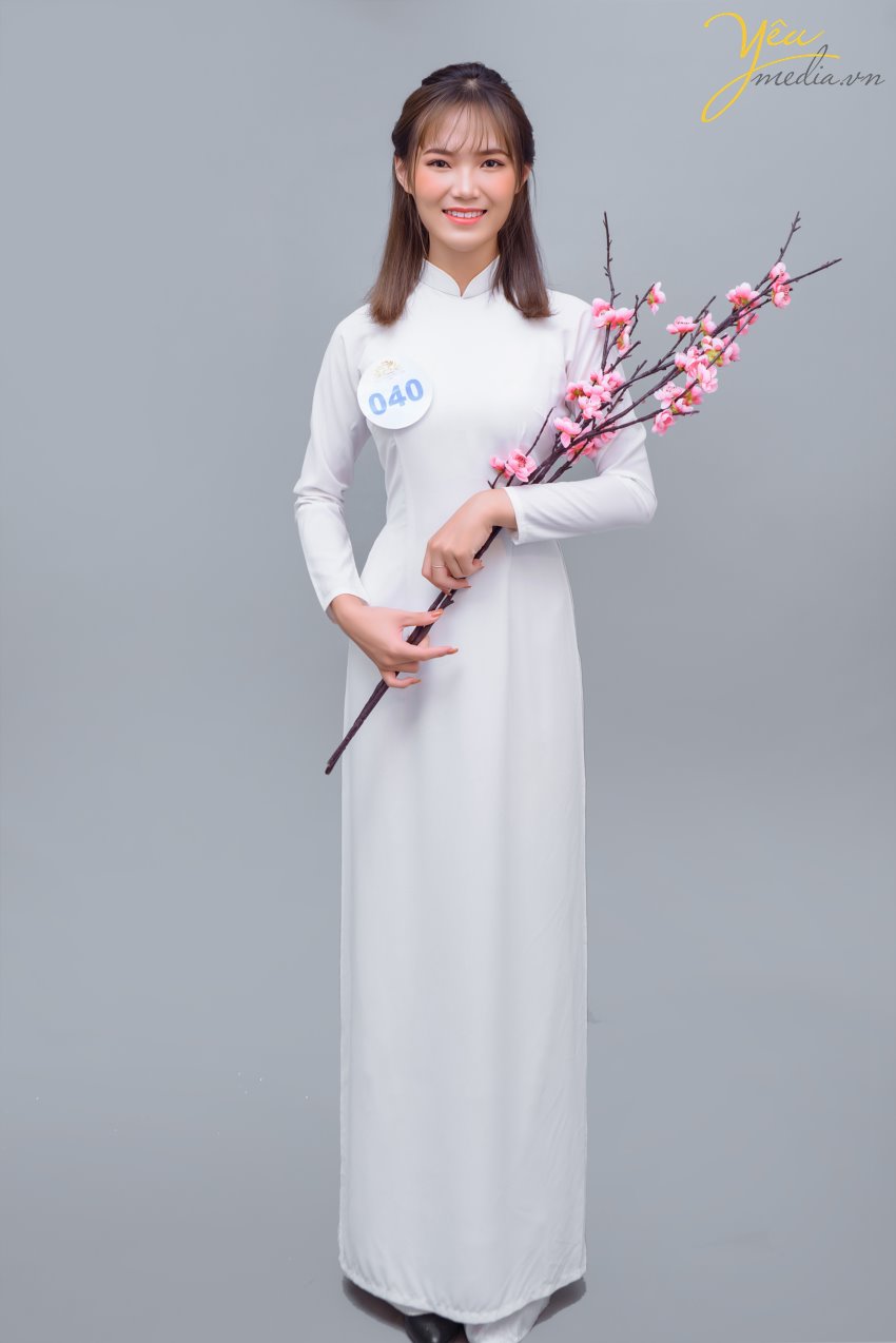 Trải qua nhiều thời kì, cuộc thi nhan sắc còn nâng tầm hơn không chỉ tìm kiếm và tôn vinh sắc đẹp mà còn là cầu nối để phái yếu thể hiện tài năng, bản lĩnh và chung tay xây dựng đất nước phát triển, giàu mạnh và giúp môi trường thêm xanh sạch đẹp. Yêu media hân hạnh phục vụ trong việc chụp hình cho bạn Linh Chi - tham dự cuộc thi đầy ý nghĩa: Hoa Khôi Thủ Đô Hà Nội 2019