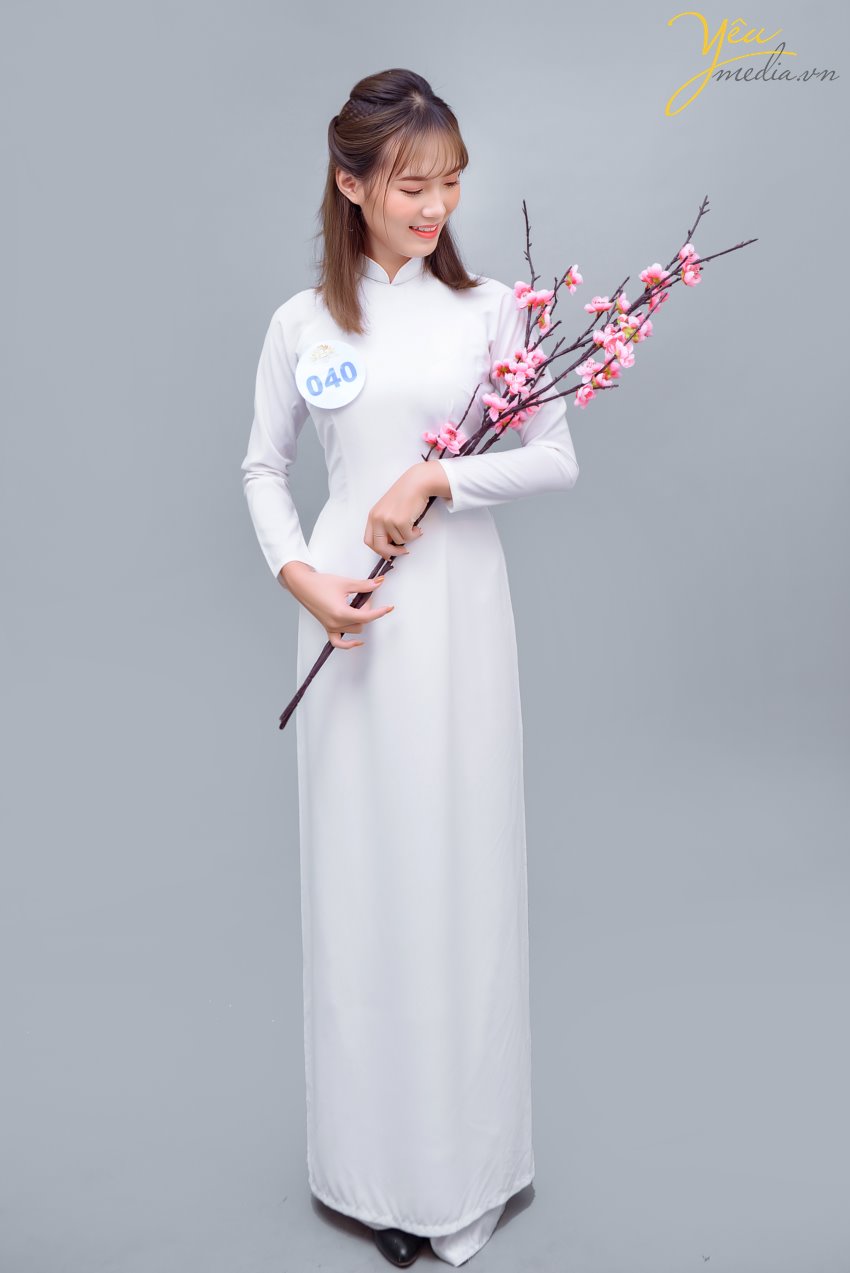 Trải qua nhiều thời kì, cuộc thi nhan sắc còn nâng tầm hơn không chỉ tìm kiếm và tôn vinh sắc đẹp mà còn là cầu nối để phái yếu thể hiện tài năng, bản lĩnh và chung tay xây dựng đất nước phát triển, giàu mạnh và giúp môi trường thêm xanh sạch đẹp. Yêu media hân hạnh phục vụ trong việc chụp hình cho bạn Linh Chi - tham dự cuộc thi đầy ý nghĩa: Hoa Khôi Thủ Đô Hà Nội 2019