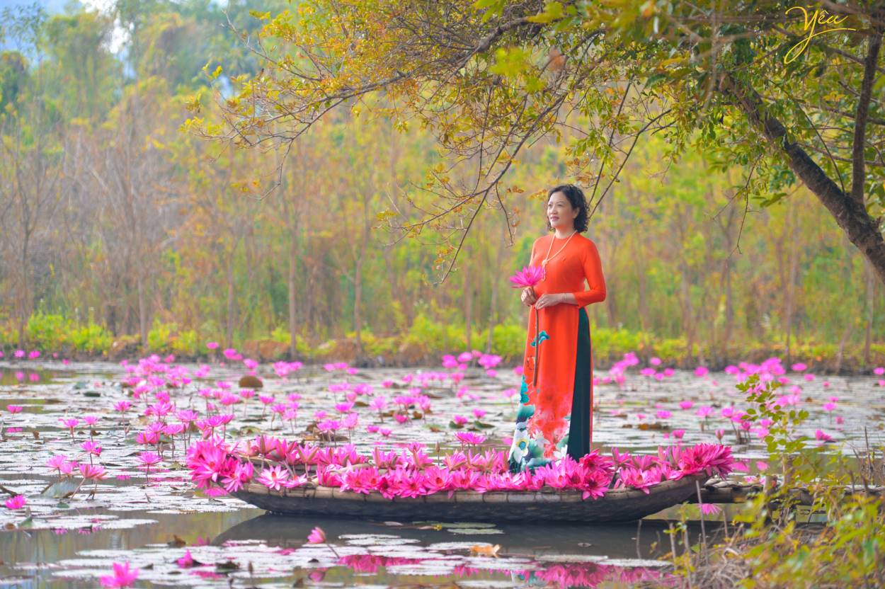 Chụp ảnh áo dài truyền thống trên Chùa Hương với hoa súng lãng mạn