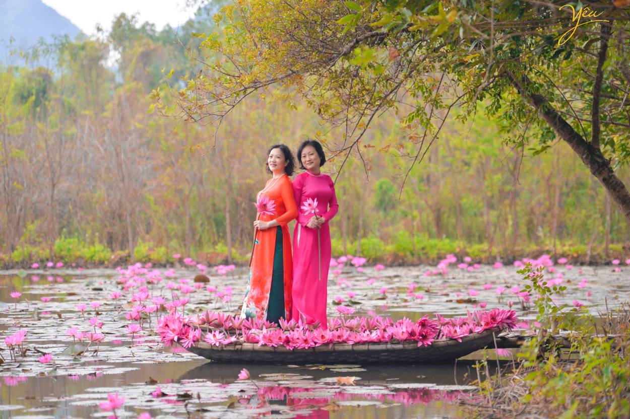 Chụp ảnh áo dài truyền thống trên Chùa Hương với hoa súng lãng mạn