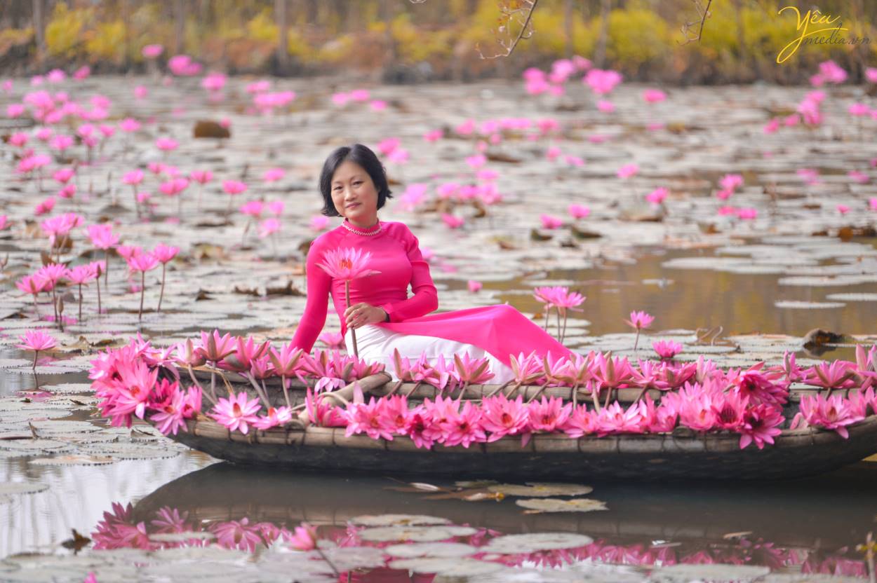 Chụp ảnh áo dài truyền thống trên Chùa Hương với hoa súng lãng mạn