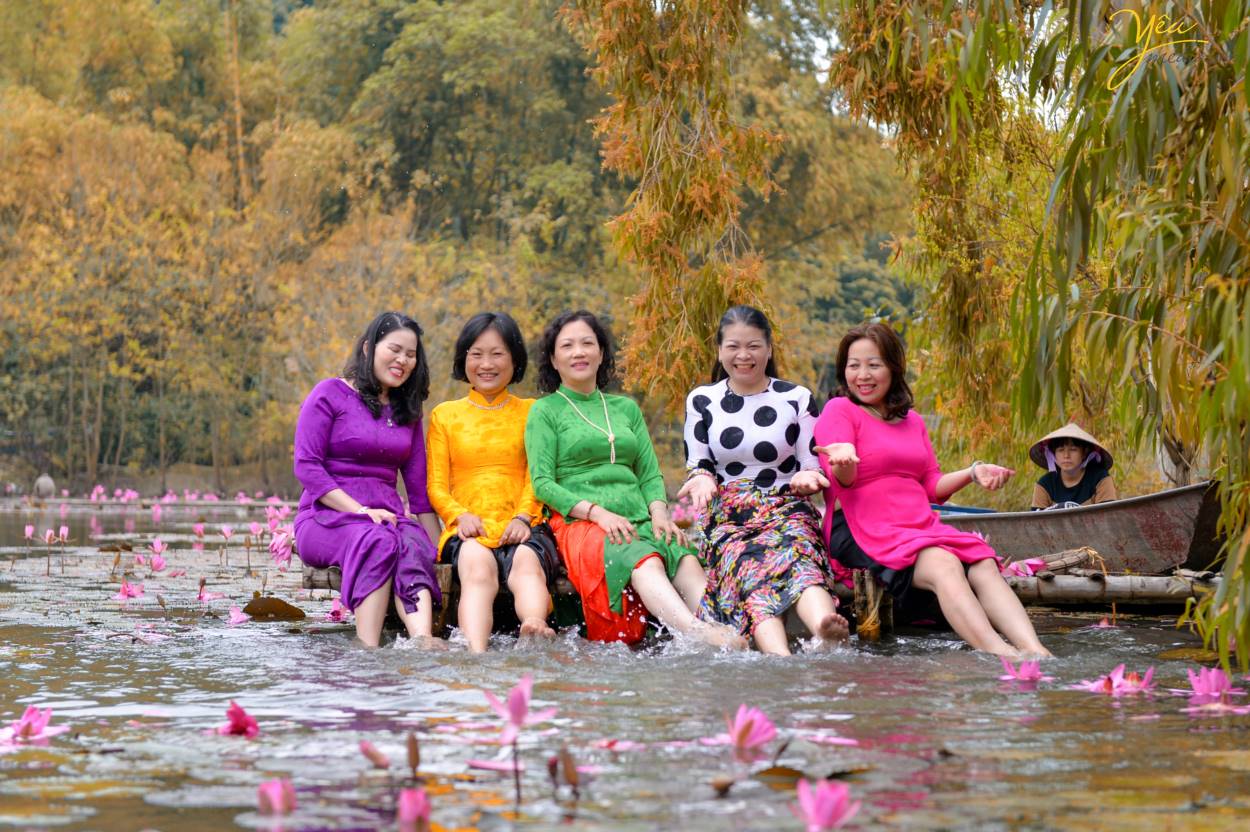 Chụp ảnh áo dài truyền thống trên Chùa Hương với hoa súng lãng mạn