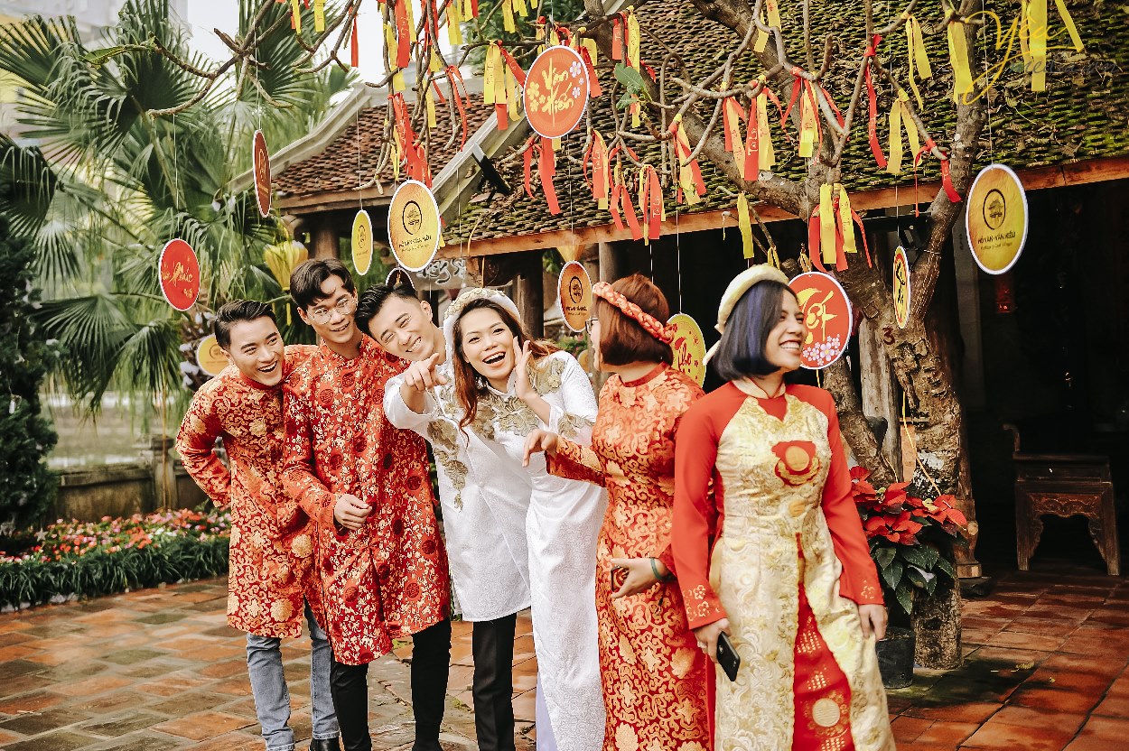 chụp ảnh áo dài ở văn miếu cùng bạn bè