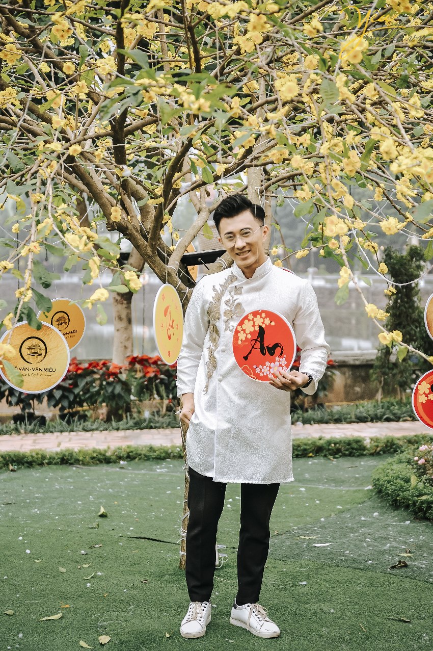 bạn nam chụp ảnh áo dài truyền thống ở hồ văn hà nội