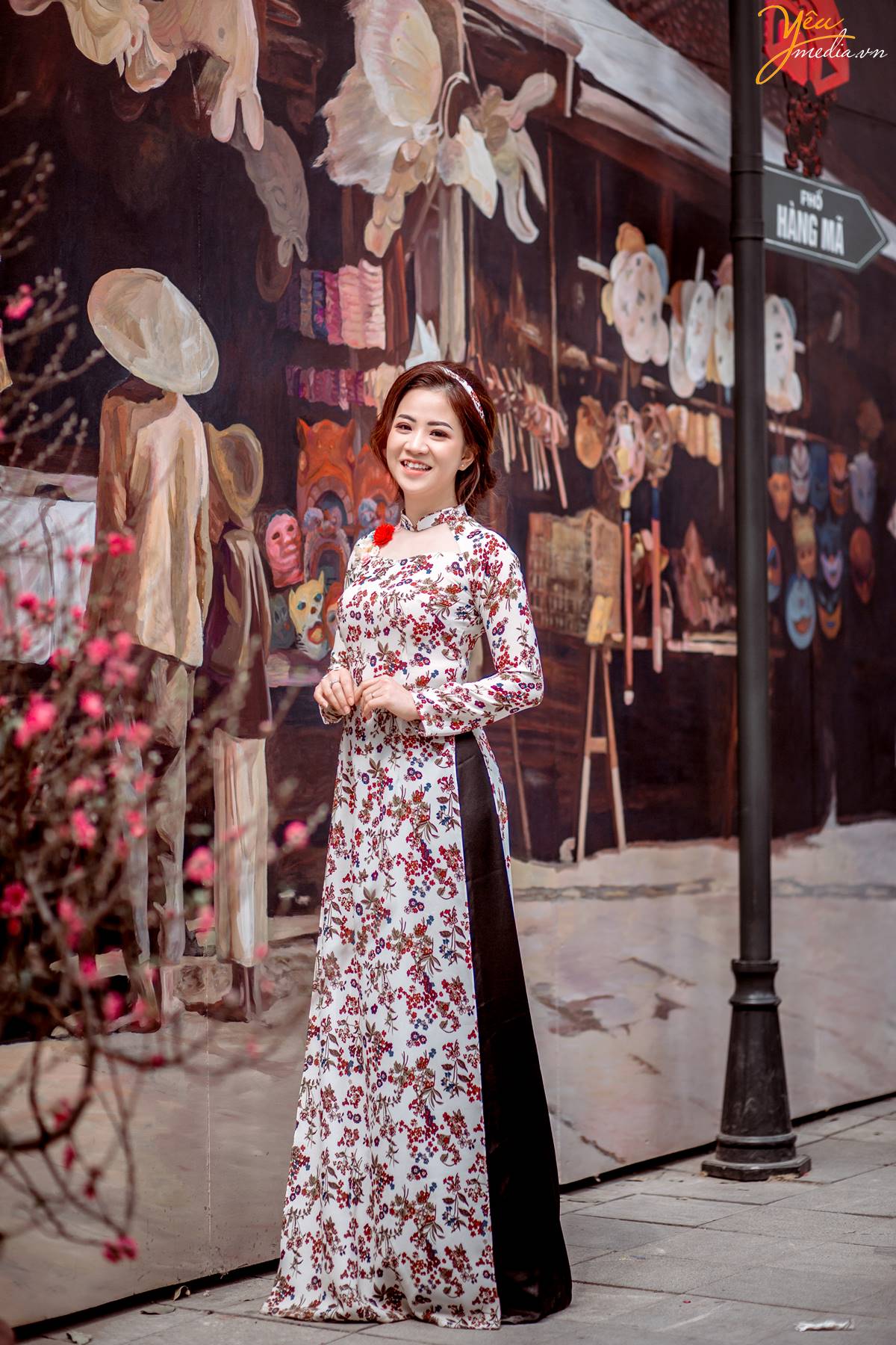 chụp ảnh tại phố bích họa Phùng Hưng