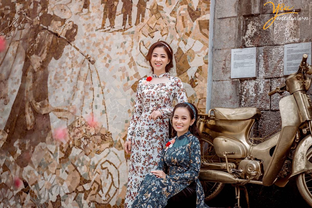 chụp ảnh tại phố bích họa Phùng Hưng