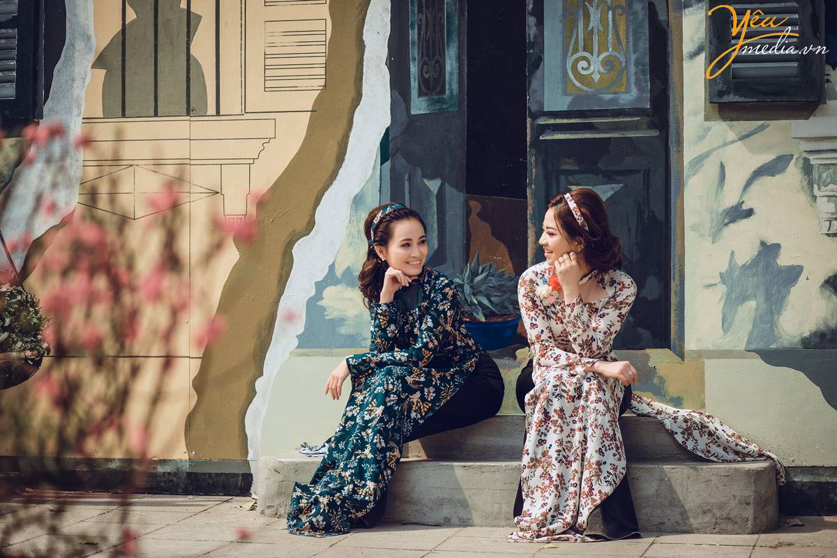 chụp ảnh tại phố bích họa Phùng Hưng