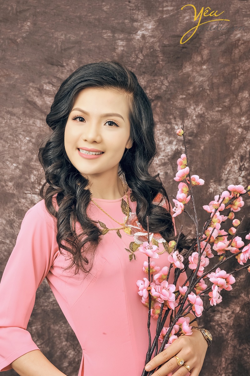 cô gái mặc áo dài màu hồng