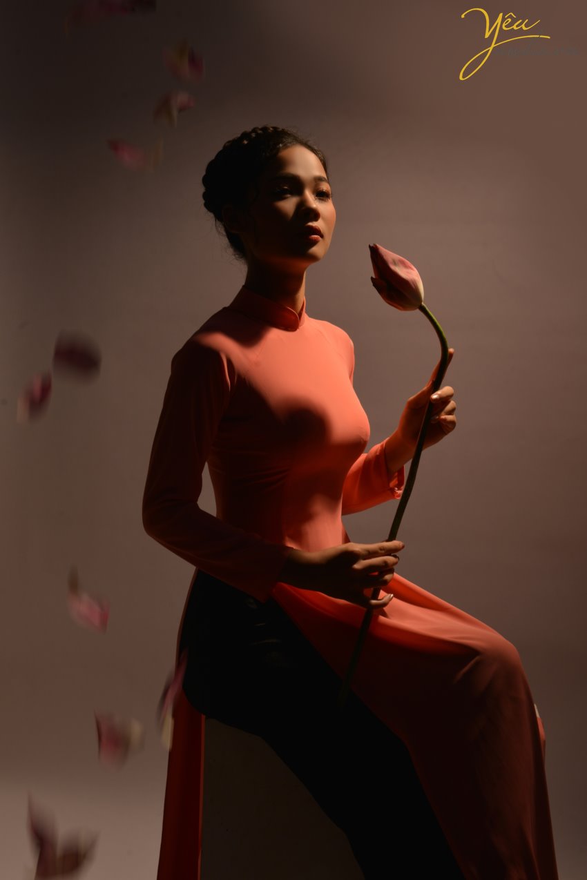 Chụp ảnh với sen thì dĩ nhiên cần có đạo cụ là hoa sen. Nó sẽ giúp bạn có sự tương tác nhiều hơn với bức ảnh, làm nổi bật vẻ đẹp tinh khôi, thanh cao của bạn và giúp cho bộ ảnh trở nên ấn tượng, đặc sắc hơn. Ngoài hoa sen, bạn có thể dùng lá sen,gáo dừa, nón lá, đàn,..... những vật dụng có sự Liên hệ với sen, giúp điểm xuyết, tăng thêm tính đa dạng cho bức ảnh của bạn. Và dù có là đạo cụ gì đi nữa, bạn cần có những cử chỉ thật nhẹ nhàng, nâng niu khi tương tác với chúng trong bức ảnh. Điều này sẽ tô đậm thêm vẻ đẹp thanh lịch đặc trưng của người thiếu nữ và đi theo đó là một bộ ảnh tuyệt vời dành cho bạn. Yêu Media xin giới thiệu với bạn bộ ảnh chụp cùng hoa sen ngay trong studio của chúng tôi tại Hà Nội - bộ ảnh của bạn nữ sinh năm 1996 tên Minh Tú.