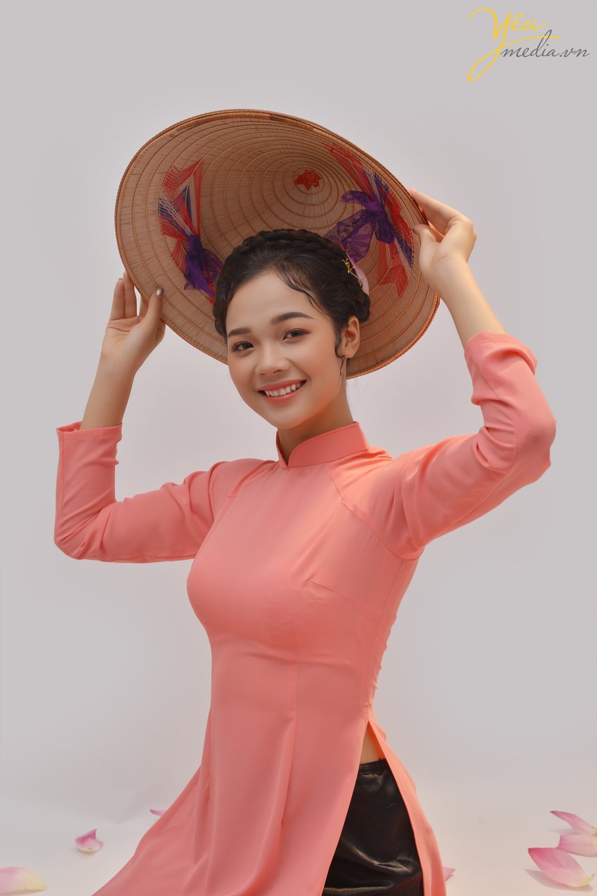 Chụp ảnh với sen thì dĩ nhiên cần có đạo cụ là hoa sen. Nó sẽ giúp bạn có sự tương tác nhiều hơn với bức ảnh, làm nổi bật vẻ đẹp tinh khôi, thanh cao của bạn và giúp cho bộ ảnh trở nên ấn tượng, đặc sắc hơn. Ngoài hoa sen, bạn có thể dùng lá sen,gáo dừa, nón lá, đàn,..... những vật dụng có sự Liên hệ với sen, giúp điểm xuyết, tăng thêm tính đa dạng cho bức ảnh của bạn. Và dù có là đạo cụ gì đi nữa, bạn cần có những cử chỉ thật nhẹ nhàng, nâng niu khi tương tác với chúng trong bức ảnh. Điều này sẽ tô đậm thêm vẻ đẹp thanh lịch đặc trưng của người thiếu nữ và đi theo đó là một bộ ảnh tuyệt vời dành cho bạn. Yêu Media xin giới thiệu với bạn bộ ảnh chụp cùng hoa sen ngay trong studio của chúng tôi tại Hà Nội - bộ ảnh của bạn nữ sinh năm 1996 tên Minh Tú.