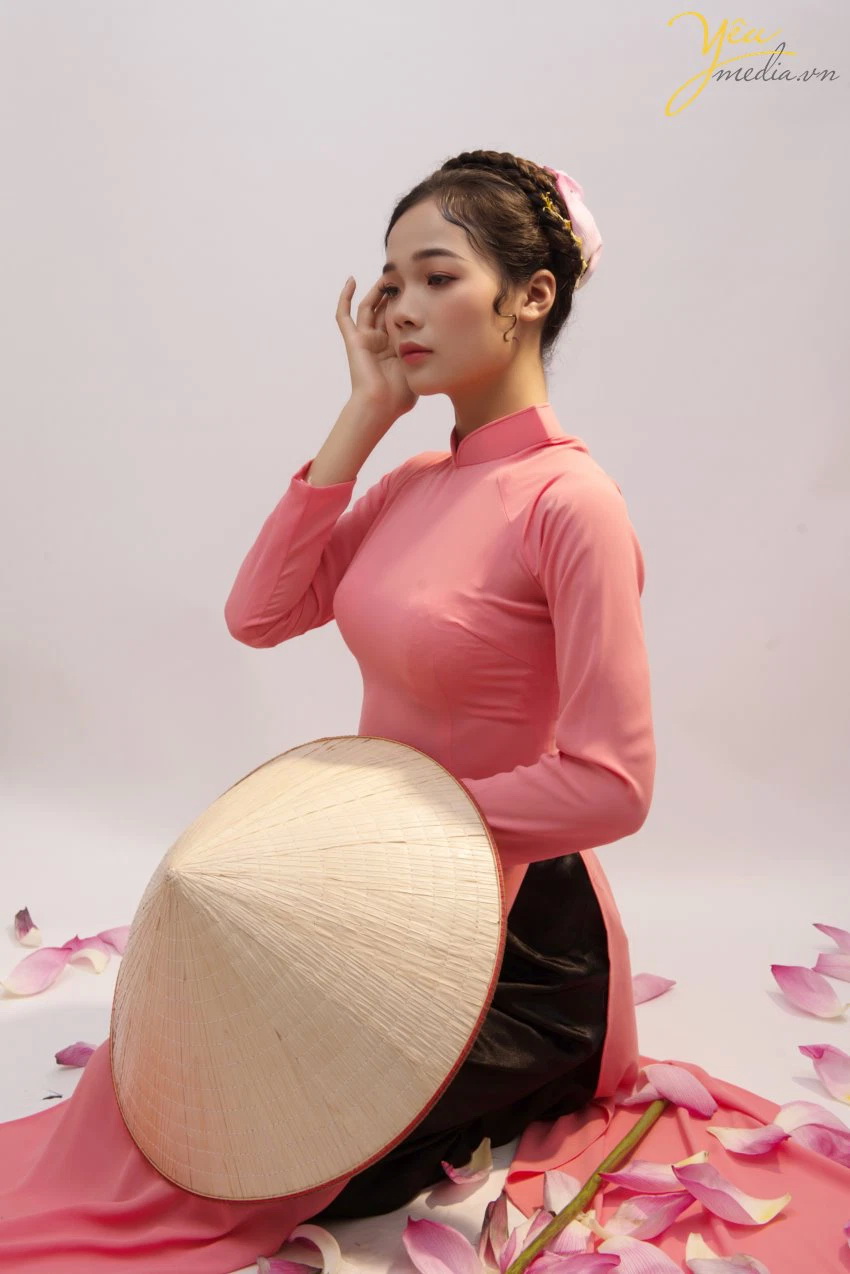 Chụp ảnh mùa hoa sen trong studio tại Hà Nội