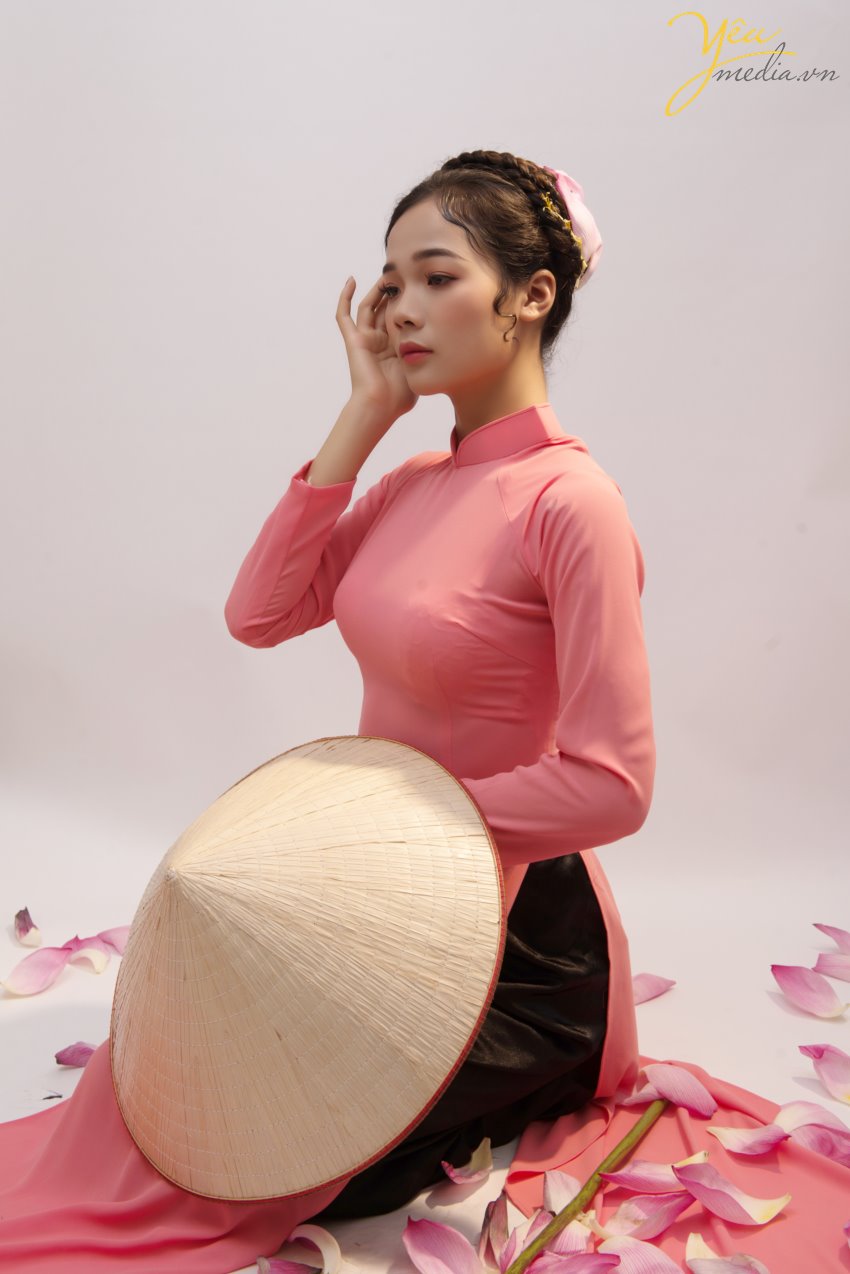 Chụp ảnh với sen thì dĩ nhiên cần có đạo cụ là hoa sen. Nó sẽ giúp bạn có sự tương tác nhiều hơn với bức ảnh, làm nổi bật vẻ đẹp tinh khôi, thanh cao của bạn và giúp cho bộ ảnh trở nên ấn tượng, đặc sắc hơn. Ngoài hoa sen, bạn có thể dùng lá sen,gáo dừa, nón lá, đàn,..... những vật dụng có sự Liên hệ với sen, giúp điểm xuyết, tăng thêm tính đa dạng cho bức ảnh của bạn. Và dù có là đạo cụ gì đi nữa, bạn cần có những cử chỉ thật nhẹ nhàng, nâng niu khi tương tác với chúng trong bức ảnh. Điều này sẽ tô đậm thêm vẻ đẹp thanh lịch đặc trưng của người thiếu nữ và đi theo đó là một bộ ảnh tuyệt vời dành cho bạn. Yêu Media xin giới thiệu với bạn bộ ảnh chụp cùng hoa sen ngay trong studio của chúng tôi tại Hà Nội - bộ ảnh của bạn nữ sinh năm 1996 tên Minh Tú.