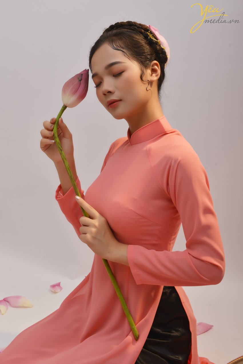 Chụp ảnh với sen thì dĩ nhiên cần có đạo cụ là hoa sen. Nó sẽ giúp bạn có sự tương tác nhiều hơn với bức ảnh, làm nổi bật vẻ đẹp tinh khôi, thanh cao của bạn và giúp cho bộ ảnh trở nên ấn tượng, đặc sắc hơn. Ngoài hoa sen, bạn có thể dùng lá sen,gáo dừa, nón lá, đàn,..... những vật dụng có sự Liên hệ với sen, giúp điểm xuyết, tăng thêm tính đa dạng cho bức ảnh của bạn. Và dù có là đạo cụ gì đi nữa, bạn cần có những cử chỉ thật nhẹ nhàng, nâng niu khi tương tác với chúng trong bức ảnh. Điều này sẽ tô đậm thêm vẻ đẹp thanh lịch đặc trưng của người thiếu nữ và đi theo đó là một bộ ảnh tuyệt vời dành cho bạn. Yêu Media xin giới thiệu với bạn bộ ảnh chụp cùng hoa sen ngay trong studio của chúng tôi tại Hà Nội - bộ ảnh của bạn nữ sinh năm 1996 tên Minh Tú.