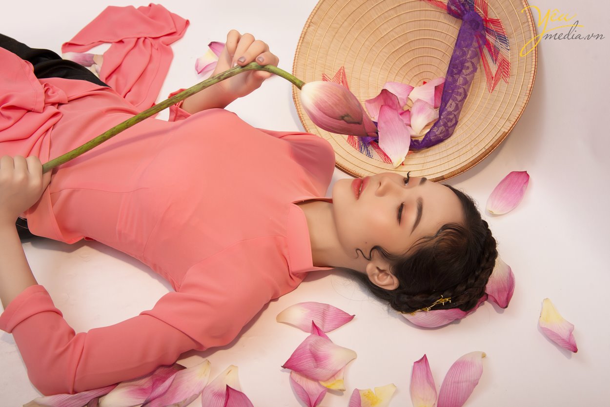 Chụp ảnh với sen thì dĩ nhiên cần có đạo cụ là hoa sen. Nó sẽ giúp bạn có sự tương tác nhiều hơn với bức ảnh, làm nổi bật vẻ đẹp tinh khôi, thanh cao của bạn và giúp cho bộ ảnh trở nên ấn tượng, đặc sắc hơn. Ngoài hoa sen, bạn có thể dùng lá sen,gáo dừa, nón lá, đàn,..... những vật dụng có sự Liên hệ với sen, giúp điểm xuyết, tăng thêm tính đa dạng cho bức ảnh của bạn. Và dù có là đạo cụ gì đi nữa, bạn cần có những cử chỉ thật nhẹ nhàng, nâng niu khi tương tác với chúng trong bức ảnh. Điều này sẽ tô đậm thêm vẻ đẹp thanh lịch đặc trưng của người thiếu nữ và đi theo đó là một bộ ảnh tuyệt vời dành cho bạn. Yêu Media xin giới thiệu với bạn bộ ảnh chụp cùng hoa sen ngay trong studio của chúng tôi tại Hà Nội - bộ ảnh của bạn nữ sinh năm 1996 tên Minh Tú.