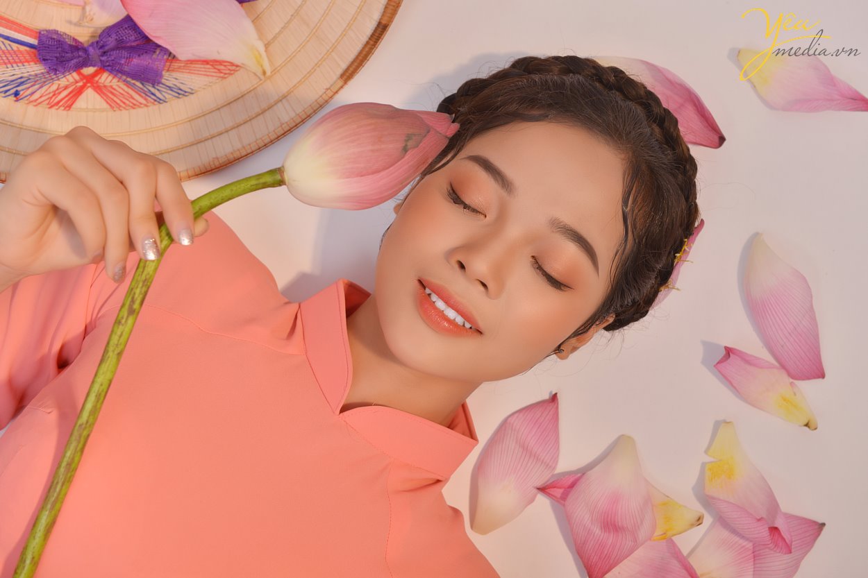 Chụp ảnh với sen thì dĩ nhiên cần có đạo cụ là hoa sen. Nó sẽ giúp bạn có sự tương tác nhiều hơn với bức ảnh, làm nổi bật vẻ đẹp tinh khôi, thanh cao của bạn và giúp cho bộ ảnh trở nên ấn tượng, đặc sắc hơn. Ngoài hoa sen, bạn có thể dùng lá sen,gáo dừa, nón lá, đàn,..... những vật dụng có sự Liên hệ với sen, giúp điểm xuyết, tăng thêm tính đa dạng cho bức ảnh của bạn. Và dù có là đạo cụ gì đi nữa, bạn cần có những cử chỉ thật nhẹ nhàng, nâng niu khi tương tác với chúng trong bức ảnh. Điều này sẽ tô đậm thêm vẻ đẹp thanh lịch đặc trưng của người thiếu nữ và đi theo đó là một bộ ảnh tuyệt vời dành cho bạn. Yêu Media xin giới thiệu với bạn bộ ảnh chụp cùng hoa sen ngay trong studio của chúng tôi tại Hà Nội - bộ ảnh của bạn nữ sinh năm 1996 tên Minh Tú.