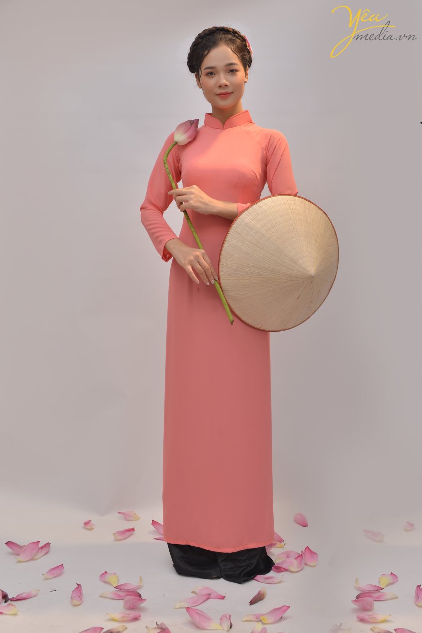 Chụp ảnh với sen thì dĩ nhiên cần có đạo cụ là hoa sen. Nó sẽ giúp bạn có sự tương tác nhiều hơn với bức ảnh, làm nổi bật vẻ đẹp tinh khôi, thanh cao của bạn và giúp cho bộ ảnh trở nên ấn tượng, đặc sắc hơn. Ngoài hoa sen, bạn có thể dùng lá sen,gáo dừa, nón lá, đàn,..... những vật dụng có sự Liên hệ với sen, giúp điểm xuyết, tăng thêm tính đa dạng cho bức ảnh của bạn. Và dù có là đạo cụ gì đi nữa, bạn cần có những cử chỉ thật nhẹ nhàng, nâng niu khi tương tác với chúng trong bức ảnh. Điều này sẽ tô đậm thêm vẻ đẹp thanh lịch đặc trưng của người thiếu nữ và đi theo đó là một bộ ảnh tuyệt vời dành cho bạn. Yêu Media xin giới thiệu với bạn bộ ảnh chụp cùng hoa sen ngay trong studio của chúng tôi tại Hà Nội - bộ ảnh của bạn nữ sinh năm 1996 tên Minh Tú.