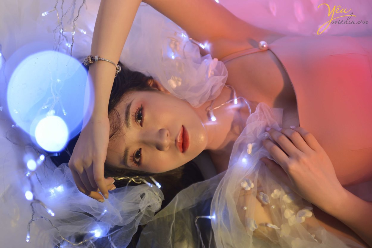 Chụp ảnh Beauty là gì ? Chụp ảnh beauty thực ra cũng là thể loại chụp chân dung có thể dùng để lưu giữ kỷ niệm vẻ đẹp khuôn mặt của người làm mẫu và bản thân từ beauty cũng đã lột tả thể loại này chụp này khuôn mặt của người làm mẫu trên bức ảnh chụp phải thật đẹp và ấn tượng. Chụp ảnh beauty thường xuyên được chụp trong studio và được kết hợp với ánh sáng lung linh huyền ảo.