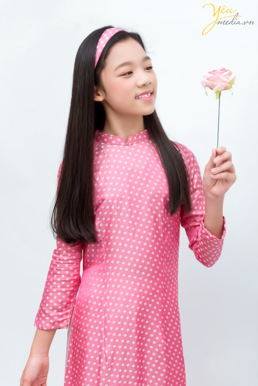 MC nhí Kim Anh - cô bạn nhỏ tuổi nhưng đầy tài năng và tự tin mỗi lần bước lên sân khấu hay đứng trước ống kính máy quay. MC nhí Kim Anh hay Candy Nguyen đã từng tham gia các chương trình như "Thì ra là thế" - VTC11, chương trình "Trăng rằm cho em", Beauty Night của Coong TV, hoạt động thiện nguyên "Áo ấm mùa đông", Christmas Joybell Kids của truyền hình VTC, Summer Concert.... Yêu Media hân hạnh được thực hiện bộ ảnh mang nhiều phong cách - nhiều dấu ấn của MC nhí Kim Anh tại studio của mình.