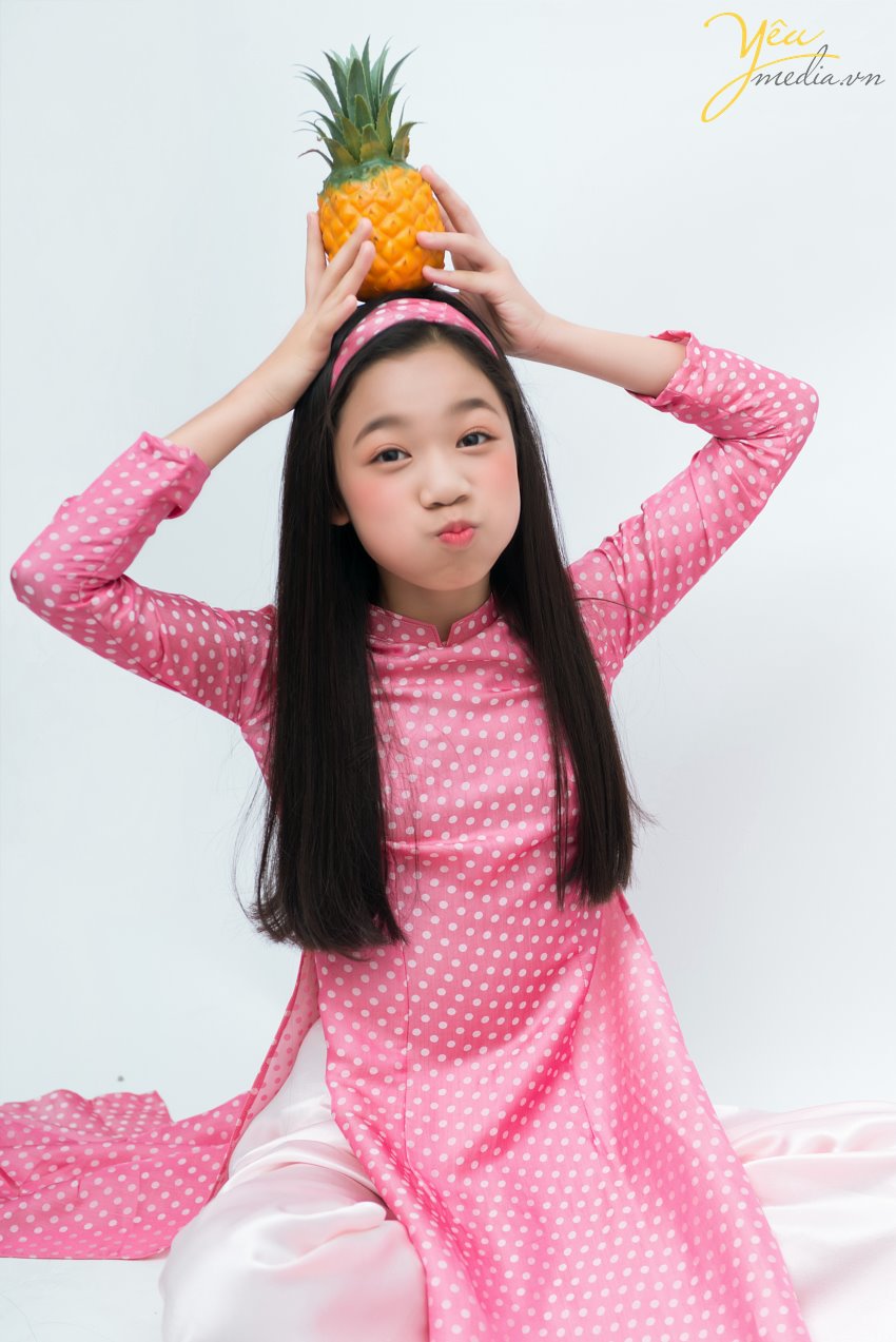 MC nhí Kim Anh - cô bạn nhỏ tuổi nhưng đầy tài năng và tự tin mỗi lần bước lên sân khấu hay đứng trước ống kính máy quay. MC nhí Kim Anh hay Candy Nguyen đã từng tham gia các chương trình như "Thì ra là thế" - VTC11, chương trình "Trăng rằm cho em", Beauty Night của Coong TV, hoạt động thiện nguyên "Áo ấm mùa đông", Christmas Joybell Kids của truyền hình VTC, Summer Concert.... Yêu Media hân hạnh được thực hiện bộ ảnh mang nhiều phong cách - nhiều dấu ấn của MC nhí Kim Anh tại studio của mình.