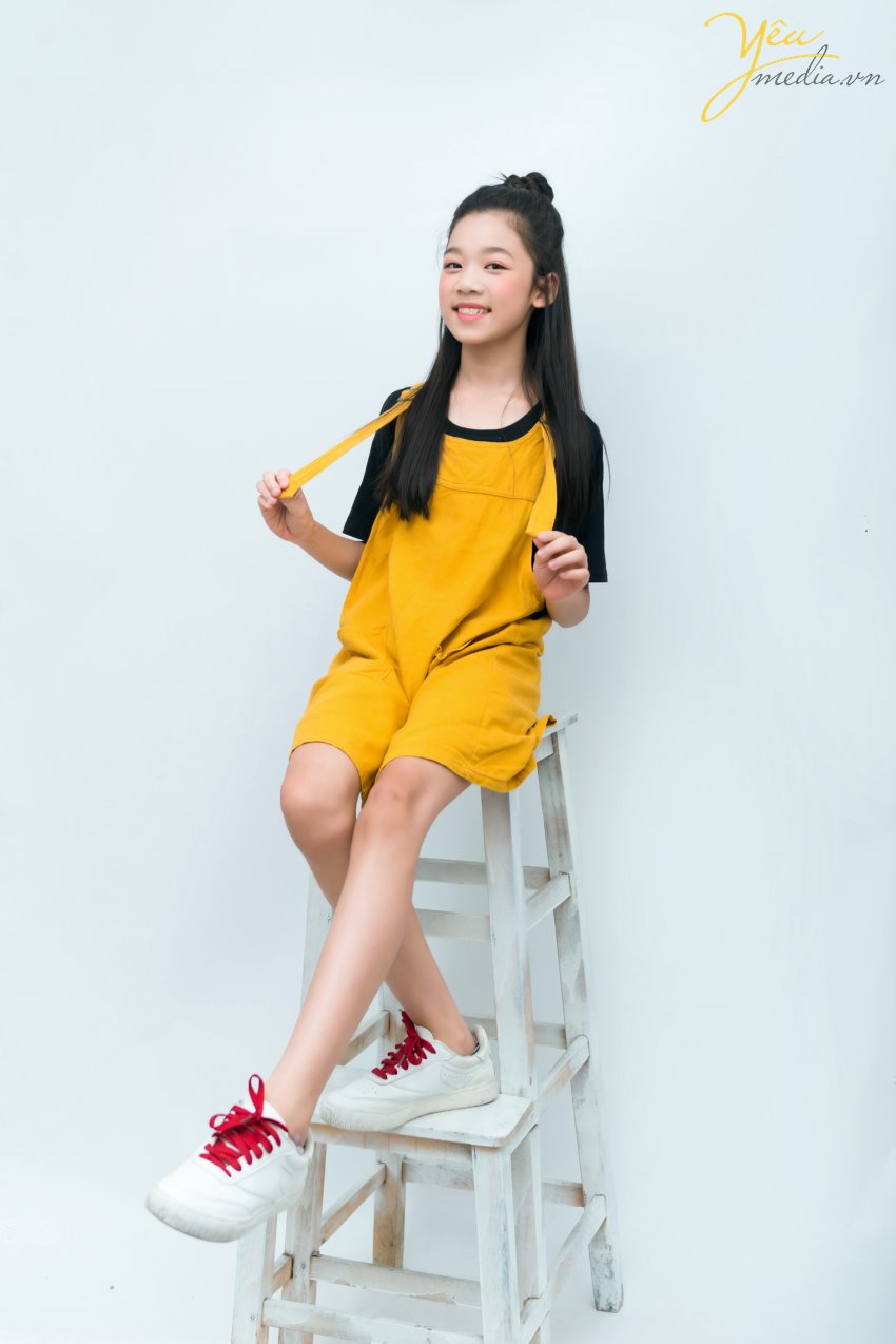 MC nhí Kim Anh - cô bạn nhỏ tuổi nhưng đầy tài năng và tự tin mỗi lần bước lên sân khấu hay đứng trước ống kính máy quay. MC nhí Kim Anh hay Candy Nguyen đã từng tham gia các chương trình như "Thì ra là thế" - VTC11, chương trình "Trăng rằm cho em", Beauty Night của Coong TV, hoạt động thiện nguyên "Áo ấm mùa đông", Christmas Joybell Kids của truyền hình VTC, Summer Concert.... Yêu Media hân hạnh được thực hiện bộ ảnh mang nhiều phong cách - nhiều dấu ấn của MC nhí Kim Anh tại studio của mình.
