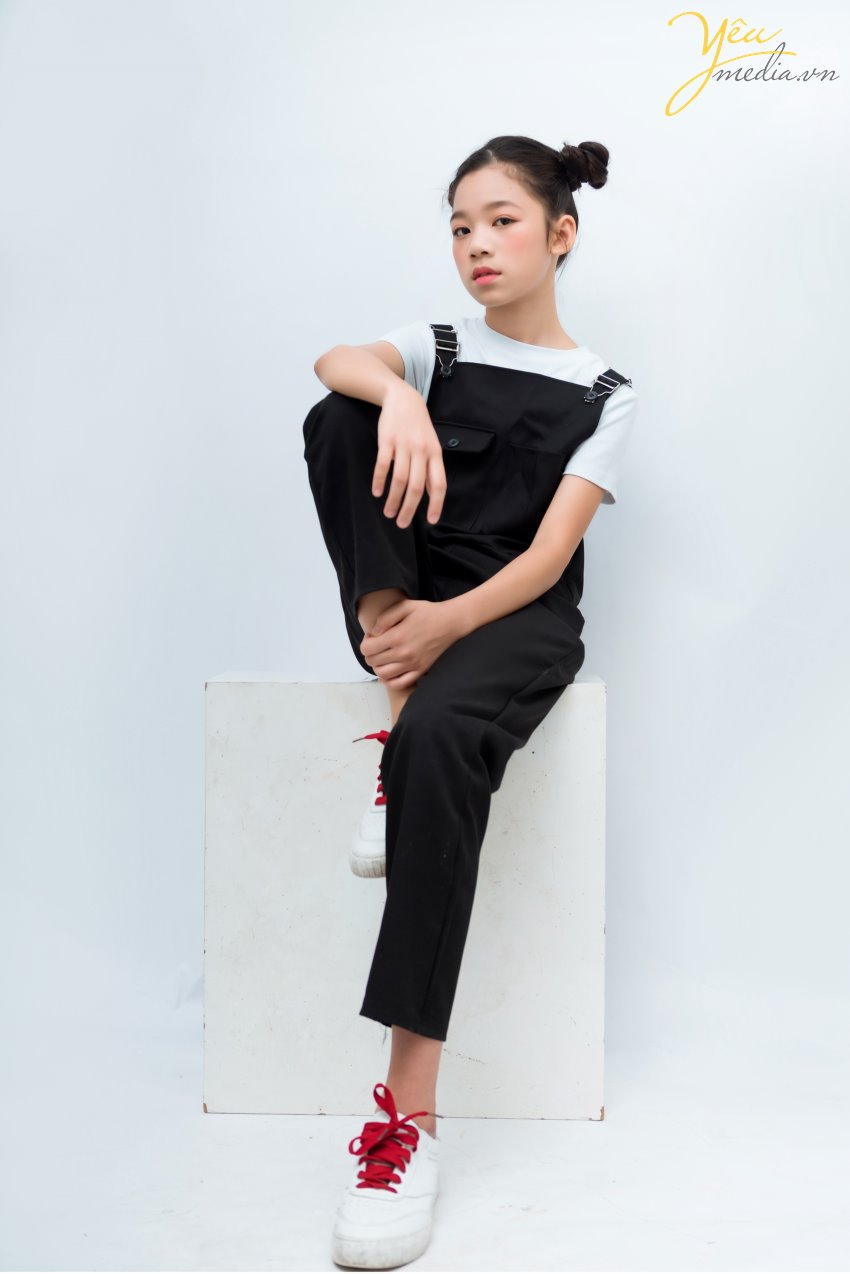 MC nhí Kim Anh - cô bạn nhỏ tuổi nhưng đầy tài năng và tự tin mỗi lần bước lên sân khấu hay đứng trước ống kính máy quay. MC nhí Kim Anh hay Candy Nguyen đã từng tham gia các chương trình như "Thì ra là thế" - VTC11, chương trình "Trăng rằm cho em", Beauty Night của Coong TV, hoạt động thiện nguyên "Áo ấm mùa đông", Christmas Joybell Kids của truyền hình VTC, Summer Concert.... Yêu Media hân hạnh được thực hiện bộ ảnh mang nhiều phong cách - nhiều dấu ấn của MC nhí Kim Anh tại studio của mình.