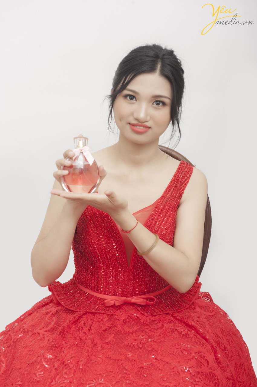 Chụp ảnh quảng cáo (Nước hoa với hình khối)