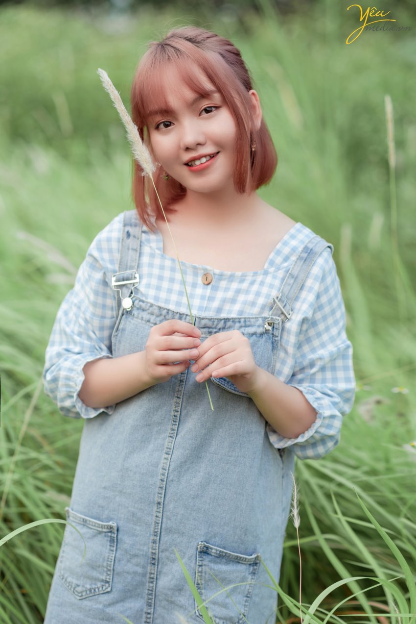 Chụp ảnh bạn gái với vẻ đẹp nhẹ nhàng trong không gian cánh đồng cỏ lau