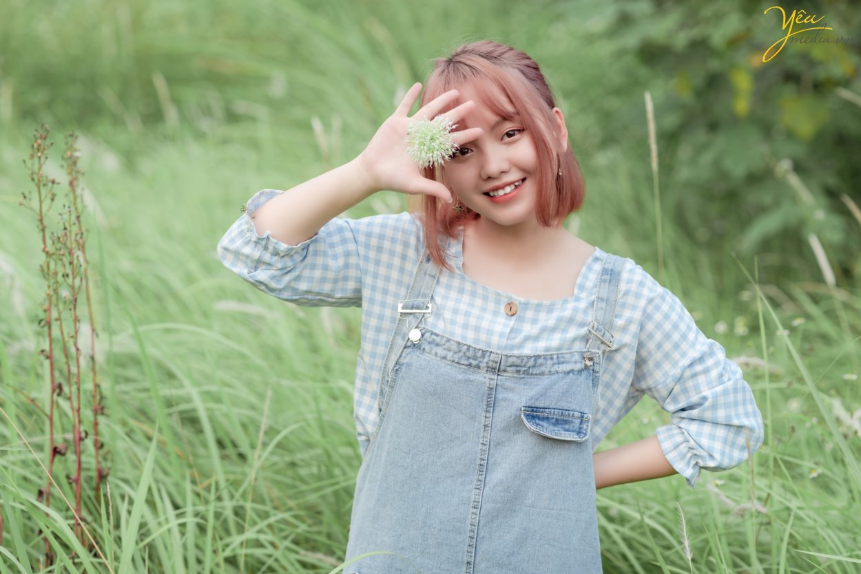 Chụp ảnh bạn gái với vẻ đẹp nhẹ nhàng trong không gian cánh đồng cỏ lau