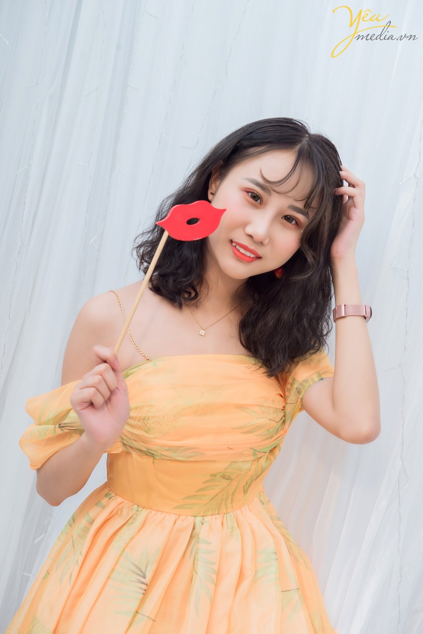 Là phụ nữ, ai chẳng muốn lưu giữ lại vẻ đẹp tuổi thanh xuân rực rỡ như hoa của mình. Và những bức ảnh chân dung xinh đẹp sẽ là “báu vật vô giá” theo nàng những năm tháng sau này. Nàng muốn xinh đẹp, nàng muốn có những shoot hình sống ảo đẹp lung linh như trên tạp chí? Hãy đến với Yêu Media để được trải nghiệm ngay dịch vụ chụp ảnh beauty của chúng tôi nhé! CHỤP ẢNH BEAUTY - TRÀO LƯU HOT ĐƯỢC LÒNG PHẢI ĐẸP! - Mặc dù nằm trong phong cách chụp ảnh nghệ thuật đã có mặt khá lâu tại Việt Nam nhưng trào lưu chụp beauty thì lại khá mới mẻ và chỉ thịnh hành trong khoảng vài năm gần đây. - Chụp ảnh beauty thực ra chính là thể loại chụp chân dung được chụp trong studio & được kết hợp với phụ kiện cùng ánh sáng lung linh huyền ảo để làm nổi bật lên vẻ xinh đẹp, cuốn hút của người mẫu. - Ngay từ khi xuất hiện, trào lưu này đã được các bạn trẻ đón nhận và đặc biệt chiếm trọn sự yêu thích của phái đẹp. Yêu Media xin giới thiệu tới bạn bộ ảnh của Hoàng Ngân - cô bạn sinh năm 2000 đã qua studio của chúng tôi thực hiện trong năm 2019