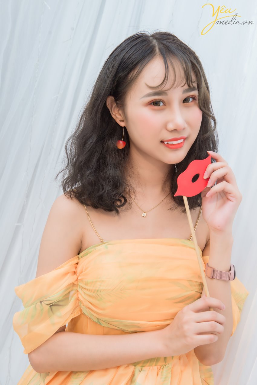 Là phụ nữ, ai chẳng muốn lưu giữ lại vẻ đẹp tuổi thanh xuân rực rỡ như hoa của mình. Và những bức ảnh chân dung xinh đẹp sẽ là “báu vật vô giá” theo nàng những năm tháng sau này. Nàng muốn xinh đẹp, nàng muốn có những shoot hình sống ảo đẹp lung linh như trên tạp chí? Hãy đến với Yêu Media để được trải nghiệm ngay dịch vụ chụp ảnh beauty của chúng tôi nhé! CHỤP ẢNH BEAUTY - TRÀO LƯU HOT ĐƯỢC LÒNG PHẢI ĐẸP! - Mặc dù nằm trong phong cách chụp ảnh nghệ thuật đã có mặt khá lâu tại Việt Nam nhưng trào lưu chụp beauty thì lại khá mới mẻ và chỉ thịnh hành trong khoảng vài năm gần đây. - Chụp ảnh beauty thực ra chính là thể loại chụp chân dung được chụp trong studio & được kết hợp với phụ kiện cùng ánh sáng lung linh huyền ảo để làm nổi bật lên vẻ xinh đẹp, cuốn hút của người mẫu. - Ngay từ khi xuất hiện, trào lưu này đã được các bạn trẻ đón nhận và đặc biệt chiếm trọn sự yêu thích của phái đẹp. Yêu Media xin giới thiệu tới bạn bộ ảnh của Hoàng Ngân - cô bạn sinh năm 2000 đã qua studio của chúng tôi thực hiện trong năm 2019