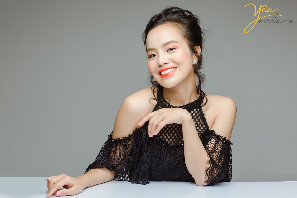 chụp ảnh cho ca sĩ sèn hoàng mỹ lam trong studio yêu media