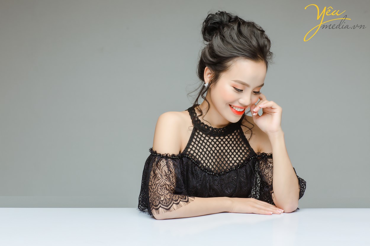 nụ cười khả ái của cô gái người nùng sèn hoàng mỹ lam