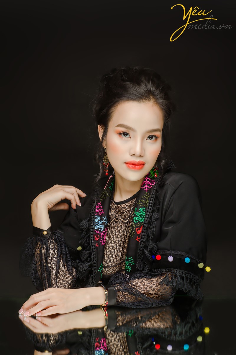 nữ ca sĩ nổi tiếng chụp ảnh trong studio chuyên nghiệp