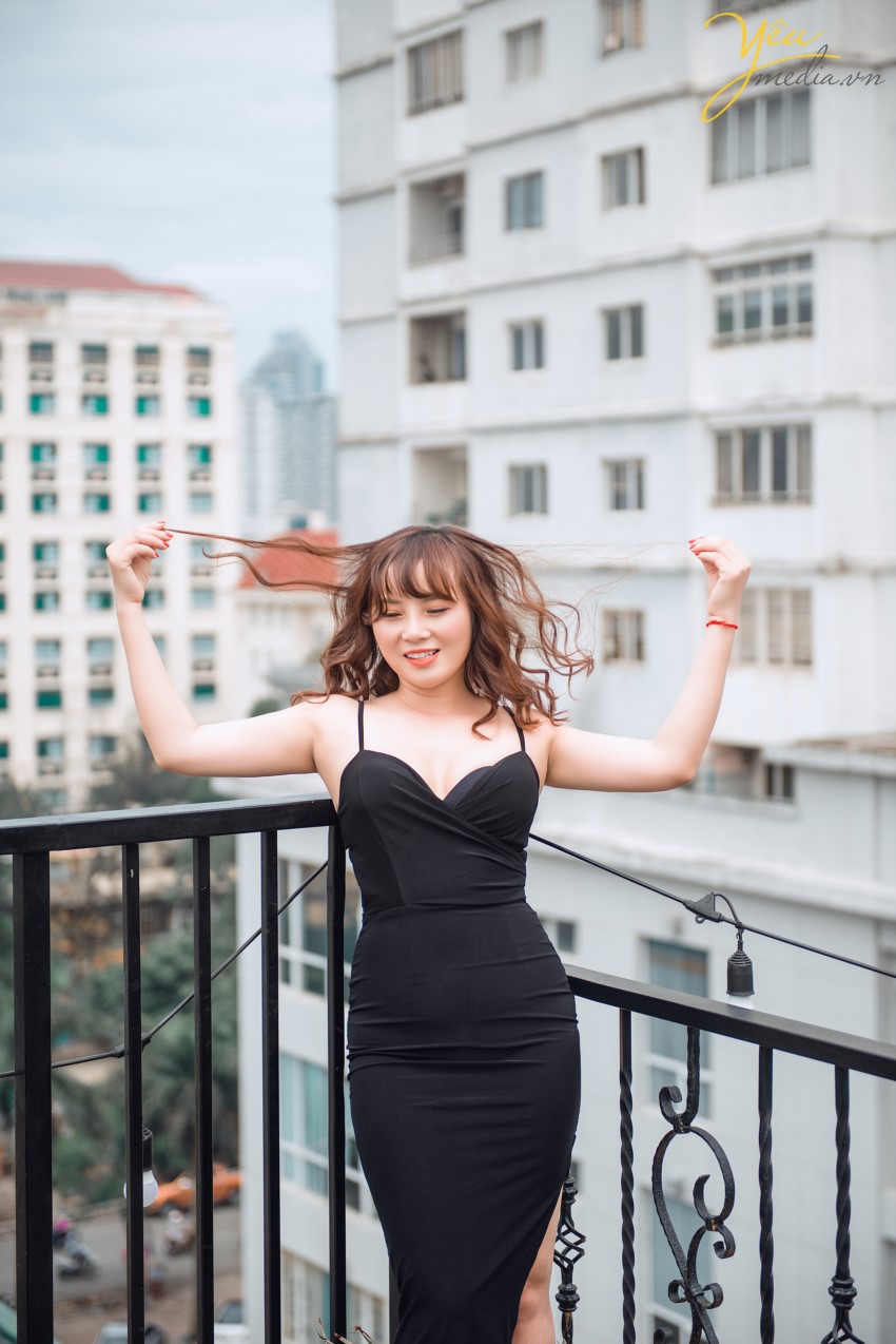 Tầng thượng của Sam được trang trí với nhiều dây đèn và các đồ nhỏ xinh như dreamcatcher, dây đèn nháy. Khung bánh xe cũ cũng được tận dụng để trở thành những “tán cây” độc đáo. Sam còn có hẳn một khoảng tường để treo đèn nháy cùng ảnh của khách đến với Sam. Đến khi hoàng hôn dần buông mình thì Sam nổi bật lên như một nàng thơ lung linh ánh đèn trong không gian lãng mạn tình tứ. Hơn thế, Sam Rooftop Coffee còn có khu “ Móc khoá tình yêu” thu nhỏ vô cùng đặc biệt. Các cặp đôi có thể mua ổ khoá tại quầy và treo chúng lên để minh chứng cho tình cảm lứa đôi. Những ổ khoá tình yêu đầy màu sắc cùng view thành phố Hà Nội từ trên cao quả thật rất lãng mạn, tựa như đang đứng trên tháp Namsan- “ điểm hẹn tình yêu” vô cùng nổi tiếng của xứ Hàn. Nếu bạn đang muốn tìm một địa điểm cùng bạn bè tụ tập hay hẹn hò cùng người ấy vào những buổi tối ngày hè ở một quán cafe ngập tràn ánh đèn lung linh, đầy gió và view đẹp thì Sam Rooftop Coffee đích thị là một điểm đến mà bạn đang mong đợi. Khách hàng chị Trang - Hà Nội - rất yêu thích địa điểm này vì vậy đã book gói chụp beauty với Yêu Media vào 1 ngày nắng đẹp.