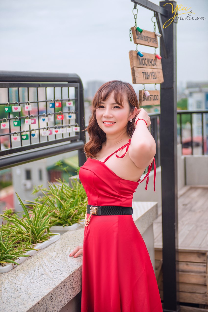 Tầng thượng của Sam được trang trí với nhiều dây đèn và các đồ nhỏ xinh như dreamcatcher, dây đèn nháy. Khung bánh xe cũ cũng được tận dụng để trở thành những “tán cây” độc đáo. Sam còn có hẳn một khoảng tường để treo đèn nháy cùng ảnh của khách đến với Sam. Đến khi hoàng hôn dần buông mình thì Sam nổi bật lên như một nàng thơ lung linh ánh đèn trong không gian lãng mạn tình tứ. Hơn thế, Sam Rooftop Coffee còn có khu “ Móc khoá tình yêu” thu nhỏ vô cùng đặc biệt. Các cặp đôi có thể mua ổ khoá tại quầy và treo chúng lên để minh chứng cho tình cảm lứa đôi. Những ổ khoá tình yêu đầy màu sắc cùng view thành phố Hà Nội từ trên cao quả thật rất lãng mạn, tựa như đang đứng trên tháp Namsan- “ điểm hẹn tình yêu” vô cùng nổi tiếng của xứ Hàn. Nếu bạn đang muốn tìm một địa điểm cùng bạn bè tụ tập hay hẹn hò cùng người ấy vào những buổi tối ngày hè ở một quán cafe ngập tràn ánh đèn lung linh, đầy gió và view đẹp thì Sam Rooftop Coffee đích thị là một điểm đến mà bạn đang mong đợi. Khách hàng chị Trang - Hà Nội - rất yêu thích địa điểm này vì vậy đã book gói chụp beauty với Yêu Media vào 1 ngày nắng đẹp.