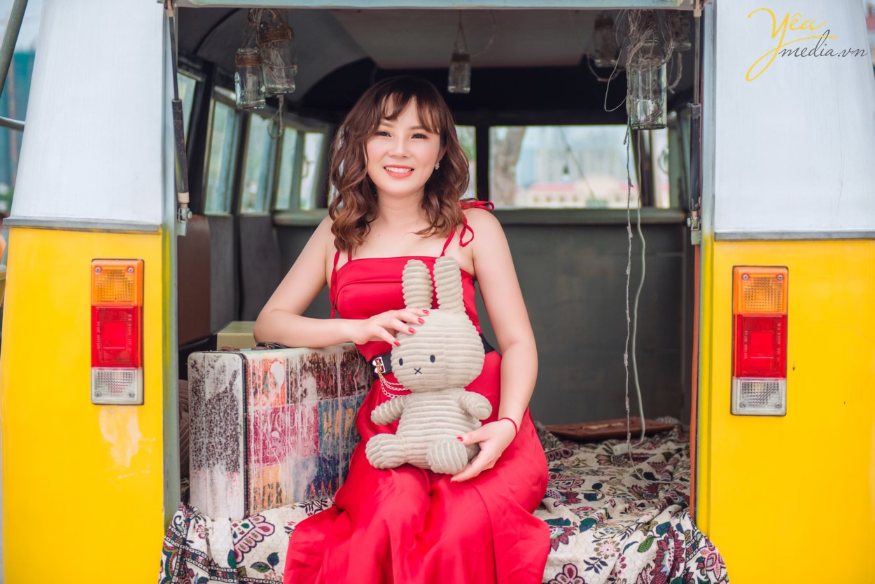 Tầng thượng của Sam được trang trí với nhiều dây đèn và các đồ nhỏ xinh như dreamcatcher, dây đèn nháy. Khung bánh xe cũ cũng được tận dụng để trở thành những “tán cây” độc đáo. Sam còn có hẳn một khoảng tường để treo đèn nháy cùng ảnh của khách đến với Sam. Đến khi hoàng hôn dần buông mình thì Sam nổi bật lên như một nàng thơ lung linh ánh đèn trong không gian lãng mạn tình tứ. Hơn thế, Sam Rooftop Coffee còn có khu “ Móc khoá tình yêu” thu nhỏ vô cùng đặc biệt. Các cặp đôi có thể mua ổ khoá tại quầy và treo chúng lên để minh chứng cho tình cảm lứa đôi. Những ổ khoá tình yêu đầy màu sắc cùng view thành phố Hà Nội từ trên cao quả thật rất lãng mạn, tựa như đang đứng trên tháp Namsan- “ điểm hẹn tình yêu” vô cùng nổi tiếng của xứ Hàn. Nếu bạn đang muốn tìm một địa điểm cùng bạn bè tụ tập hay hẹn hò cùng người ấy vào những buổi tối ngày hè ở một quán cafe ngập tràn ánh đèn lung linh, đầy gió và view đẹp thì Sam Rooftop Coffee đích thị là một điểm đến mà bạn đang mong đợi. Khách hàng chị Trang - Hà Nội - rất yêu thích địa điểm này vì vậy đã book gói chụp beauty với Yêu Media vào 1 ngày nắng đẹp.