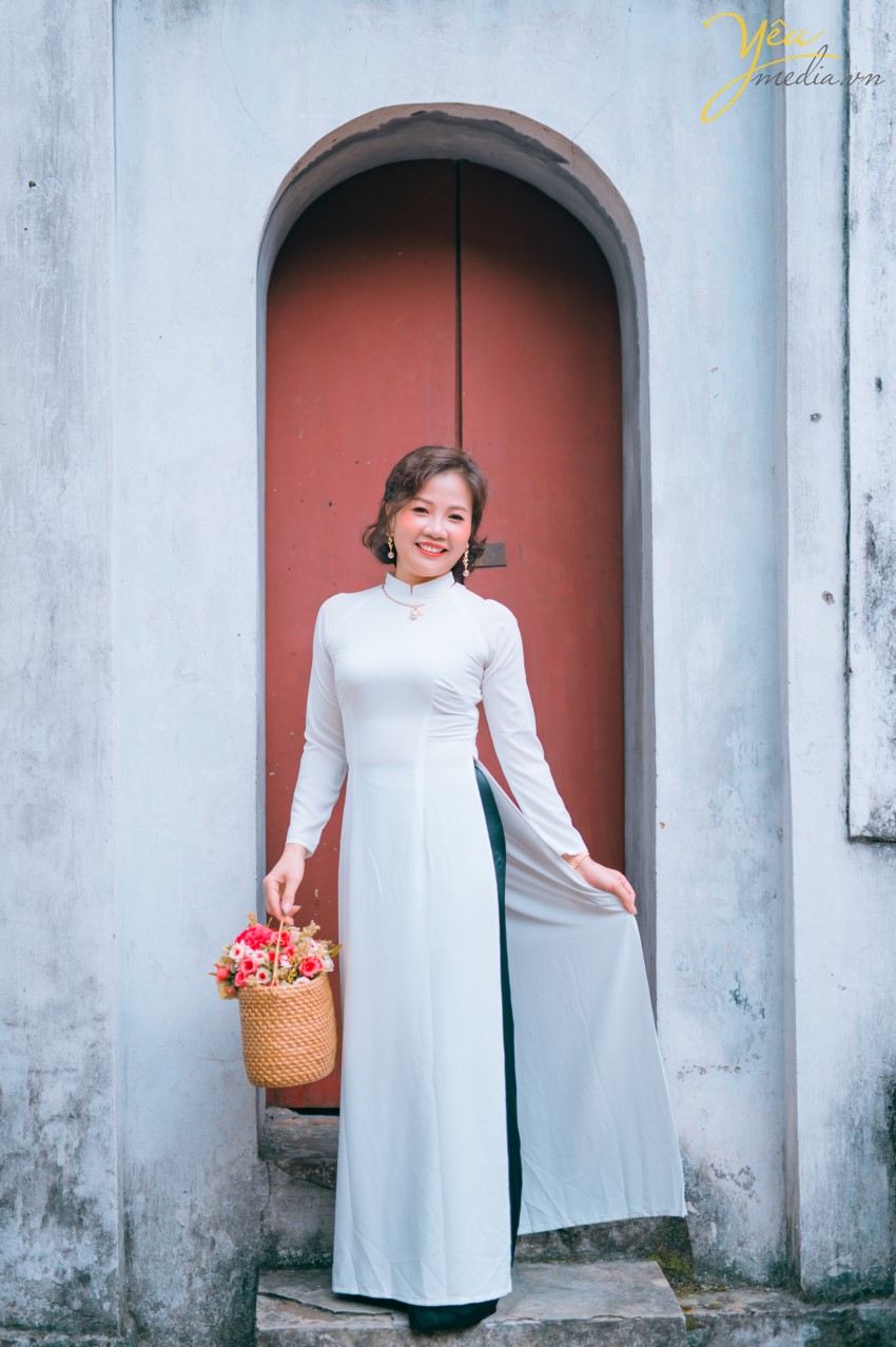 Không phải ngẫu nhiên mà Yêu Media lại được là một cái tên nhắc nhớ đến khi các chị em chọn một địa chỉ Studio chụp ảnh áo dài. Lý do đó chính bởi Yêu Media là một trong những địa chỉ uy tín, làm nghề có tâm trong từng bức hình. Mỗi bức hình đẹp của bạn chính là động lực cũng như mục đích của chúng tôi. Sự nhiệt huyết, chuyên nghiệp cùng với bề dày kinh nghiệm chụp ảnh áo dài sẽ cho bạn nhiều shoot hình cực và cực tự nhiên. Ekip Yêu Media hân hạnh phục vụ 5 khách hàng trẻ trung, xinh đẹp trong việc chụp ảnh áo dài quốc phục tại Văn Miếu - Quốc tử giám.