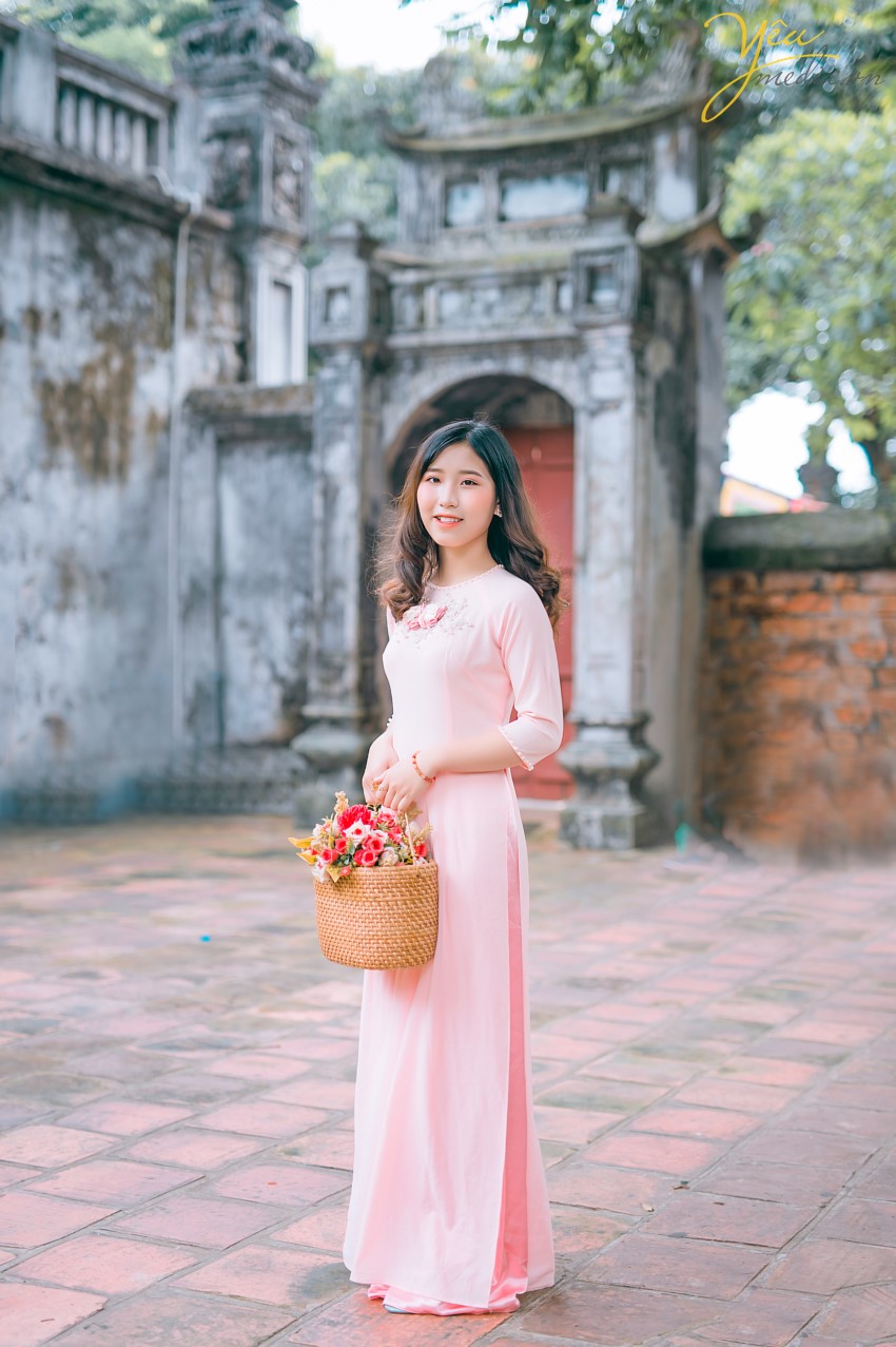 Không phải ngẫu nhiên mà Yêu Media lại được là một cái tên nhắc nhớ đến khi các chị em chọn một địa chỉ Studio chụp ảnh áo dài. Lý do đó chính bởi Yêu Media là một trong những địa chỉ uy tín, làm nghề có tâm trong từng bức hình. Mỗi bức hình đẹp của bạn chính là động lực cũng như mục đích của chúng tôi. Sự nhiệt huyết, chuyên nghiệp cùng với bề dày kinh nghiệm chụp ảnh áo dài sẽ cho bạn nhiều shoot hình cực và cực tự nhiên. Ekip Yêu Media hân hạnh phục vụ 5 khách hàng trẻ trung, xinh đẹp trong việc chụp ảnh áo dài quốc phục tại Văn Miếu - Quốc tử giám.