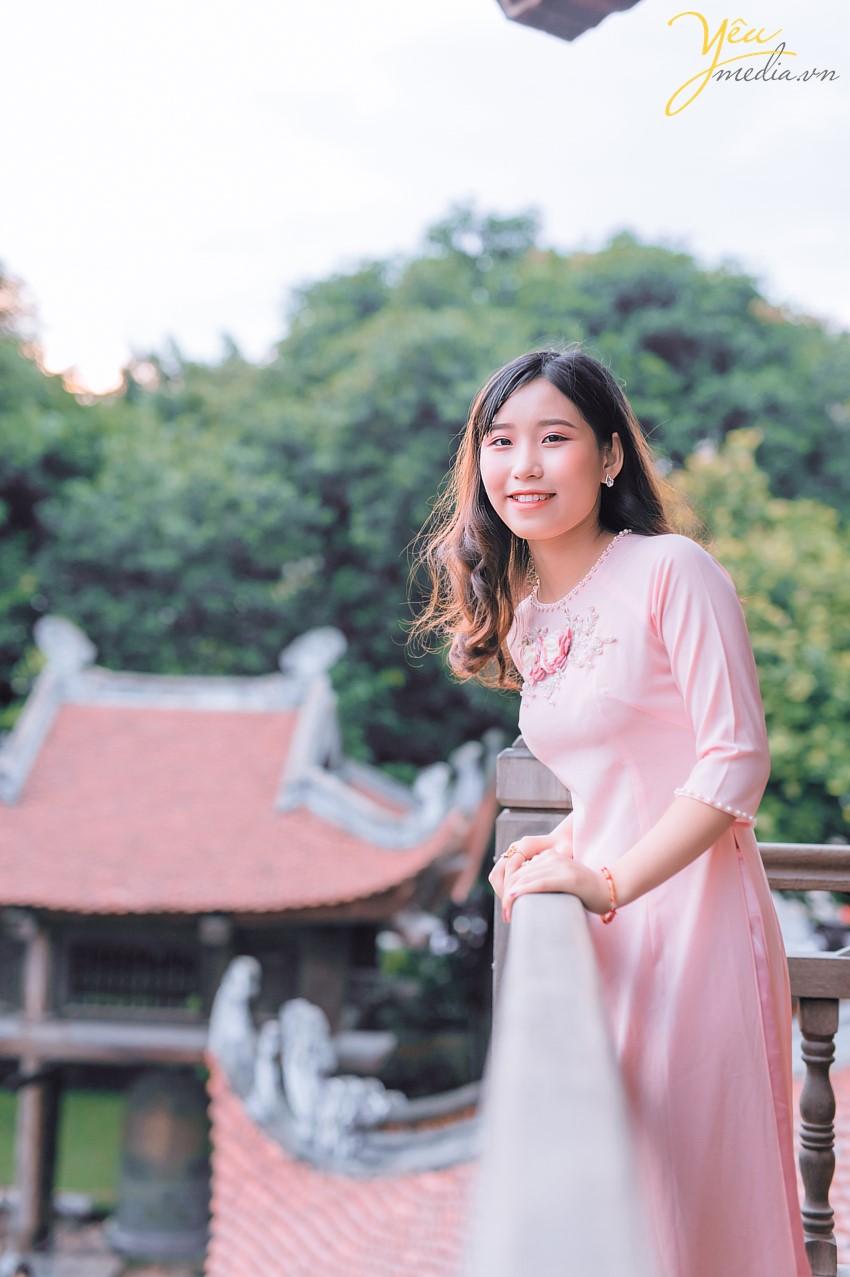 Không phải ngẫu nhiên mà Yêu Media lại được là một cái tên nhắc nhớ đến khi các chị em chọn một địa chỉ Studio chụp ảnh áo dài. Lý do đó chính bởi Yêu Media là một trong những địa chỉ uy tín, làm nghề có tâm trong từng bức hình. Mỗi bức hình đẹp của bạn chính là động lực cũng như mục đích của chúng tôi. Sự nhiệt huyết, chuyên nghiệp cùng với bề dày kinh nghiệm chụp ảnh áo dài sẽ cho bạn nhiều shoot hình cực và cực tự nhiên. Ekip Yêu Media hân hạnh phục vụ 5 khách hàng trẻ trung, xinh đẹp trong việc chụp ảnh áo dài quốc phục tại Văn Miếu - Quốc tử giám.