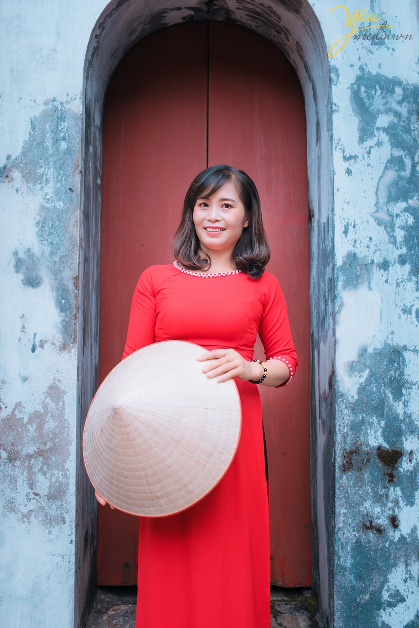 Không phải ngẫu nhiên mà Yêu Media lại được là một cái tên nhắc nhớ đến khi các chị em chọn một địa chỉ Studio chụp ảnh áo dài. Lý do đó chính bởi Yêu Media là một trong những địa chỉ uy tín, làm nghề có tâm trong từng bức hình. Mỗi bức hình đẹp của bạn chính là động lực cũng như mục đích của chúng tôi. Sự nhiệt huyết, chuyên nghiệp cùng với bề dày kinh nghiệm chụp ảnh áo dài sẽ cho bạn nhiều shoot hình cực và cực tự nhiên. Ekip Yêu Media hân hạnh phục vụ 5 khách hàng trẻ trung, xinh đẹp trong việc chụp ảnh áo dài quốc phục tại Văn Miếu - Quốc tử giám.